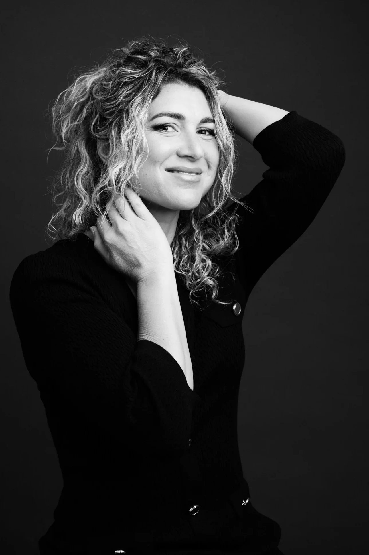 séance photo femme blonde avec robe noire sur fond noir en studio à Marseille