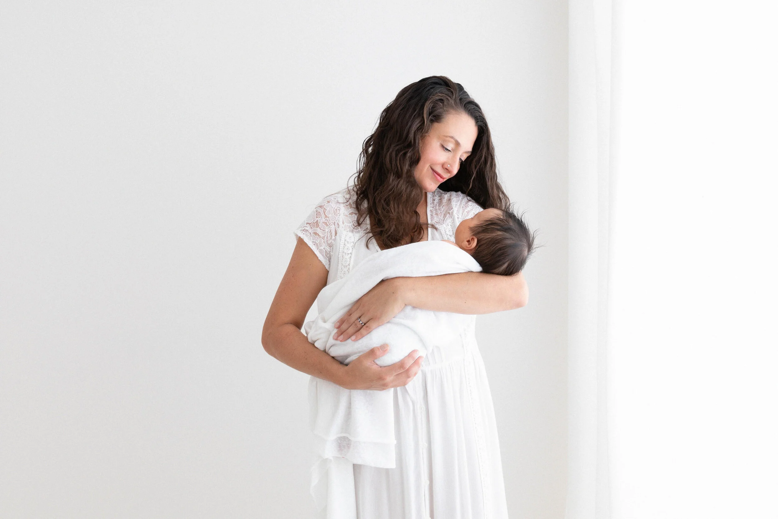 bébé dans les bras de sa maman portrait