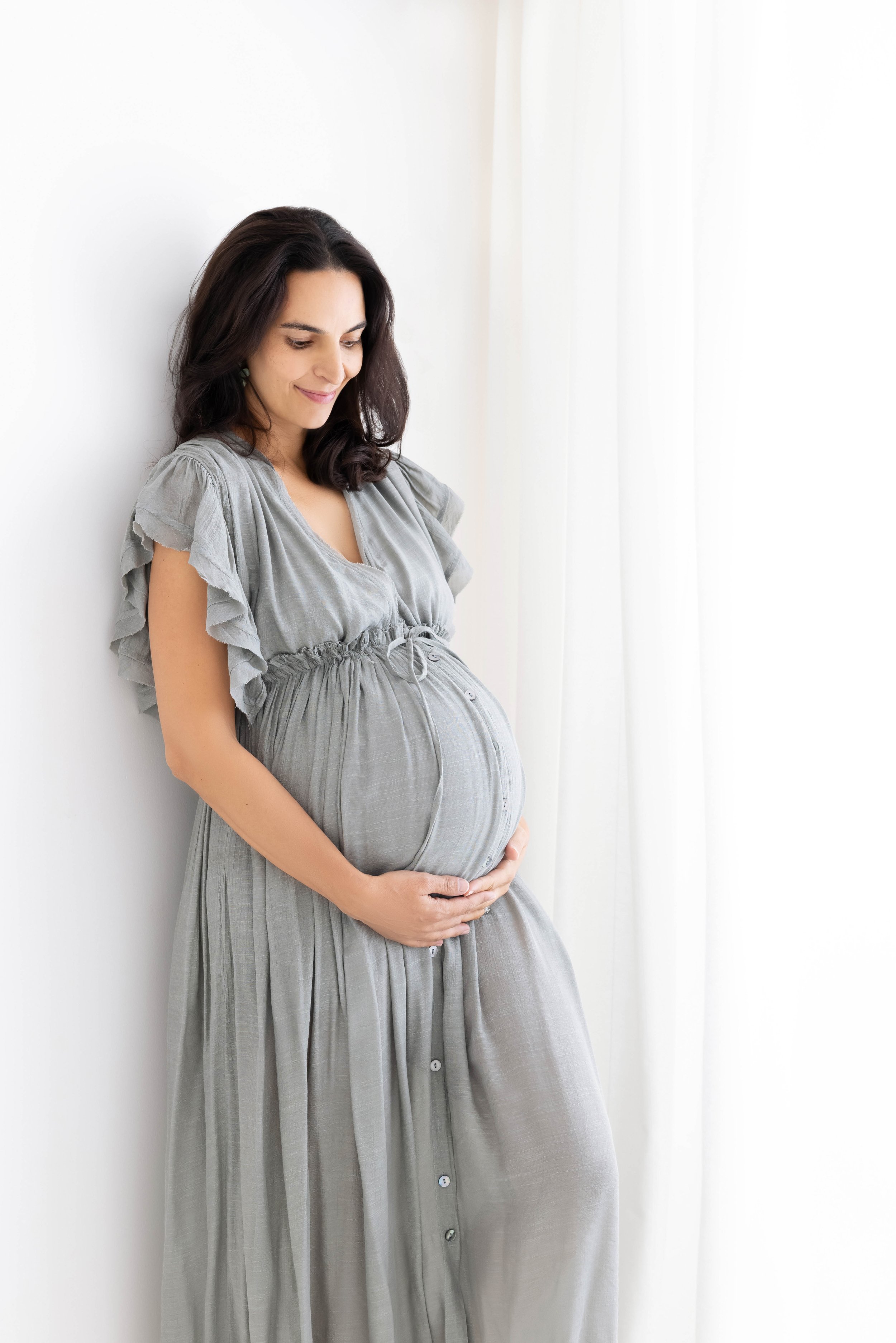femme enceinte en robe longue pour photoshoot