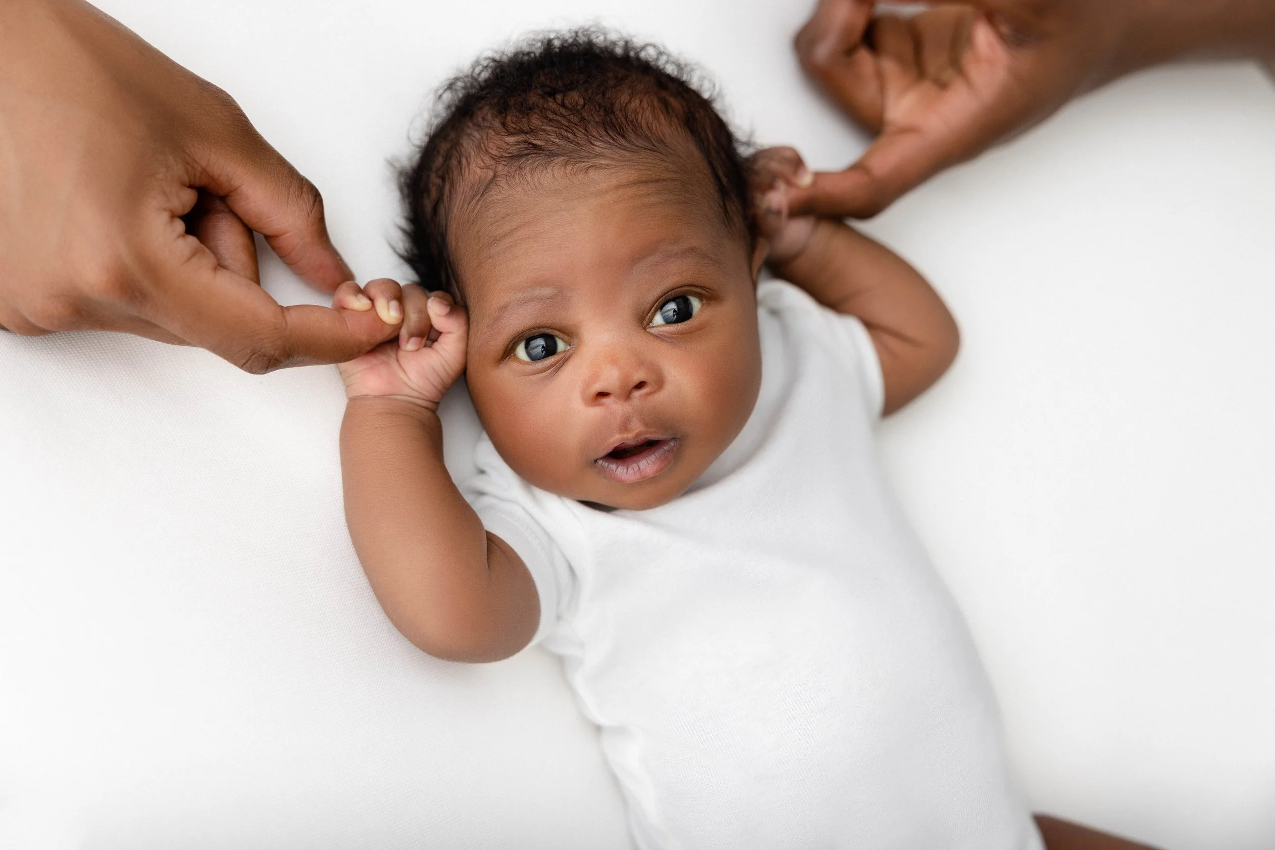 photo bébé minimaliste studio