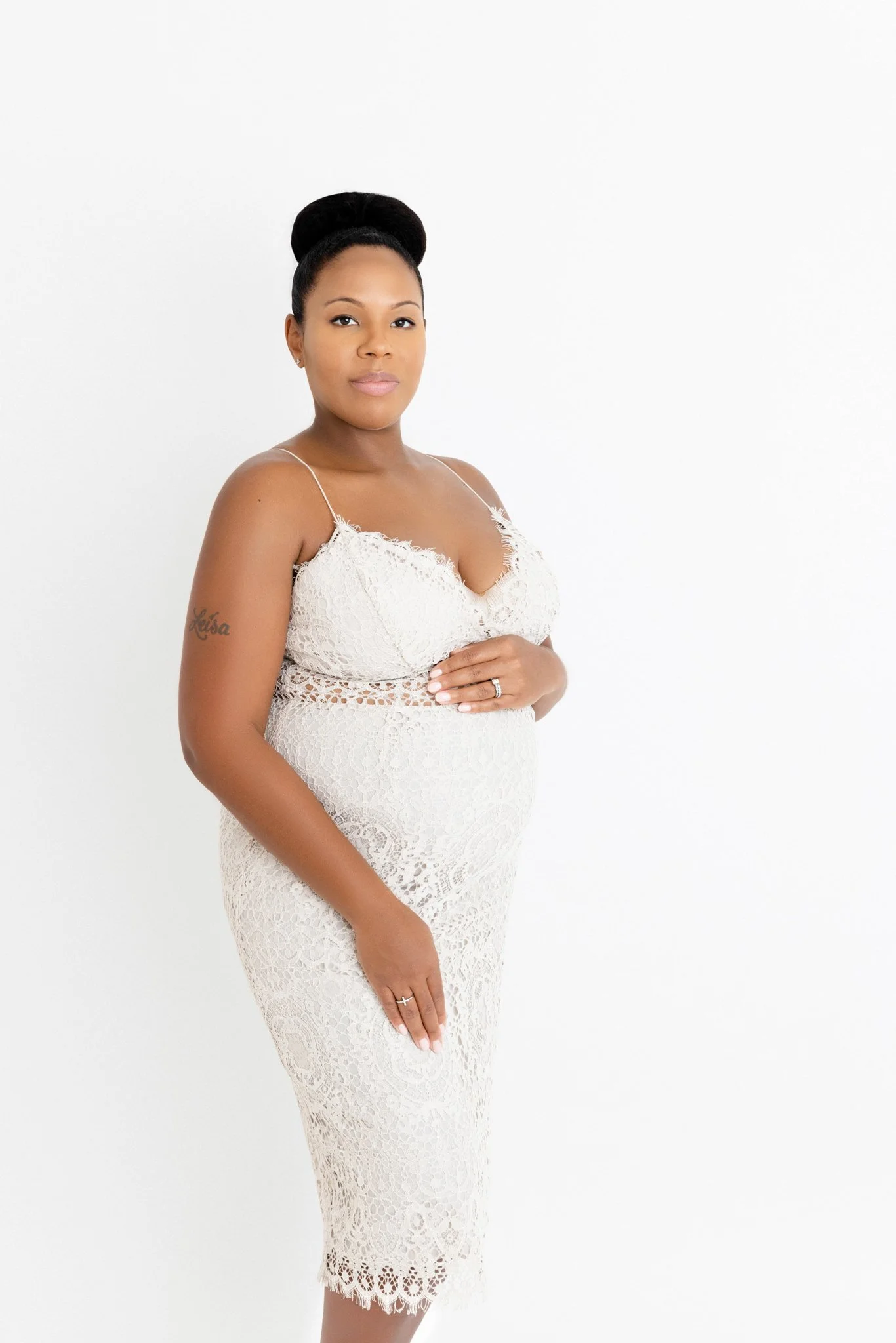 portrait-future-maman-elegant-studio-aix-en-provence.jpg