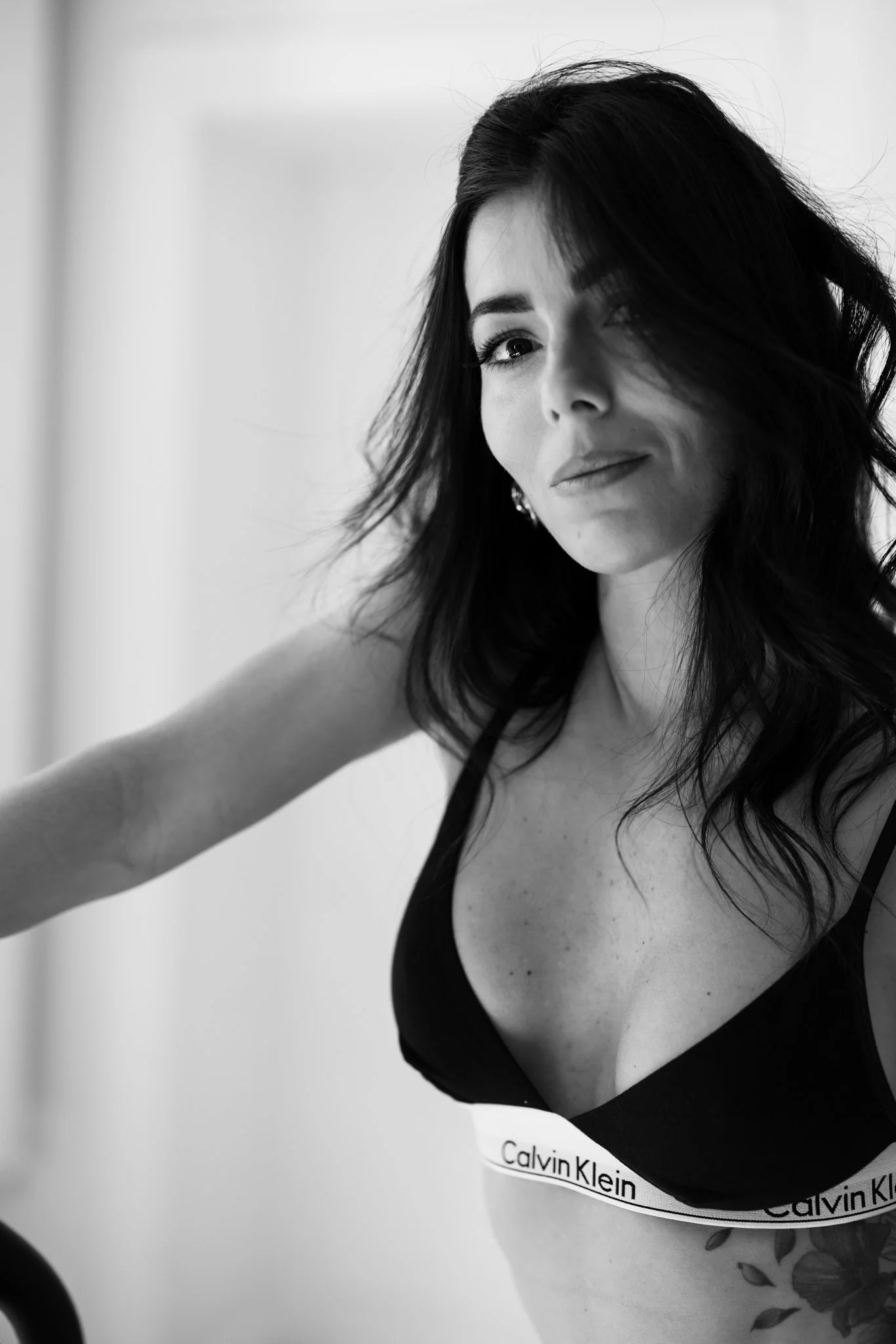 Séance photo boudoir élégante en noir et blanc.jpg