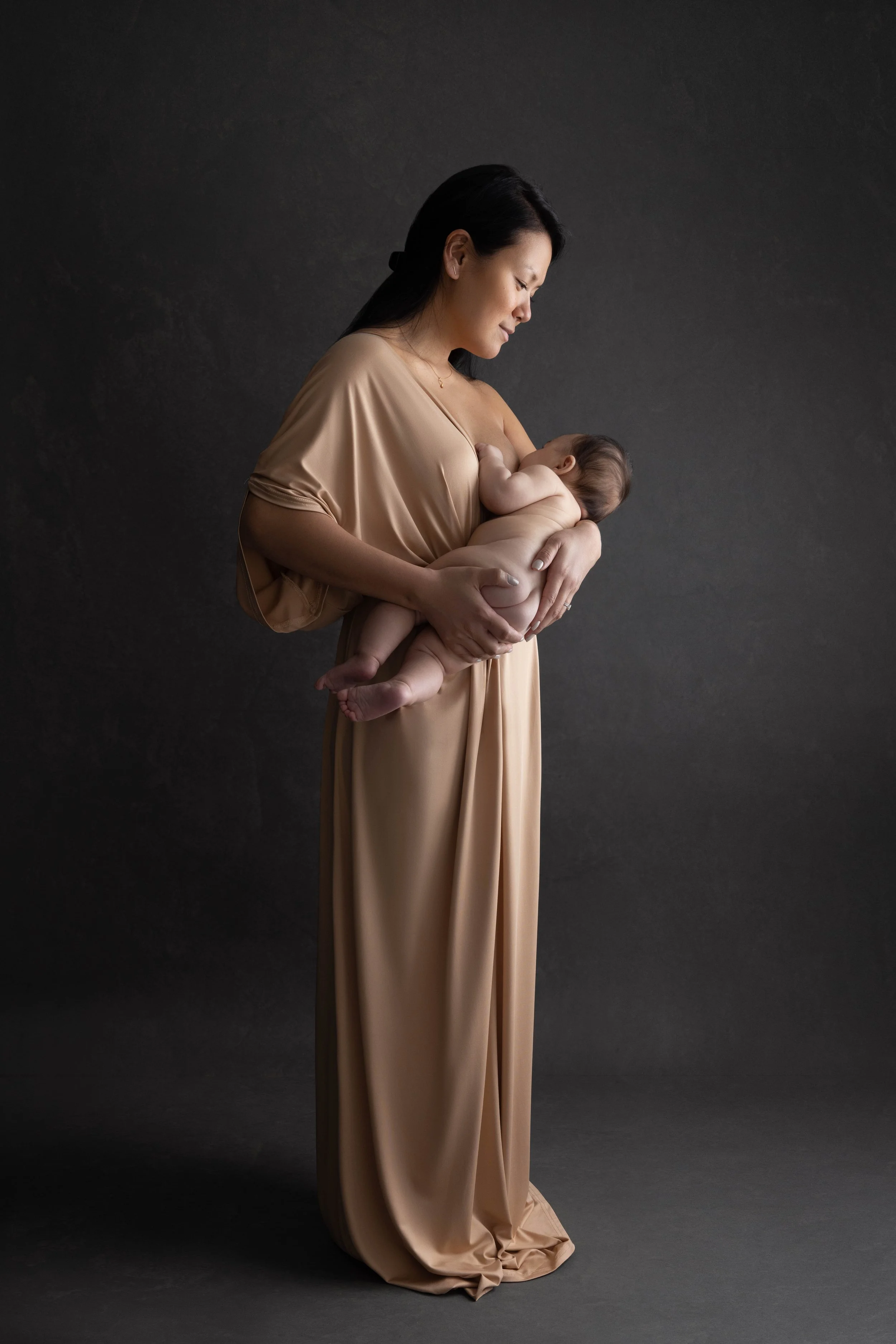 photo maternité artistique sur fond noir