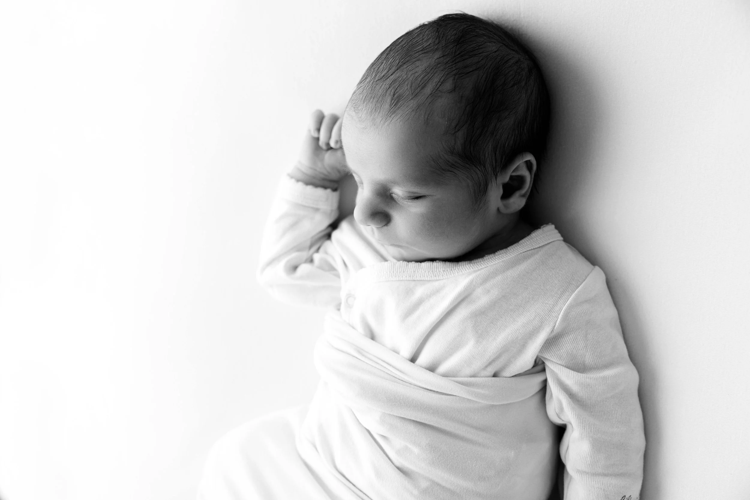 photo nouveau-né minimaliste noir et blanc