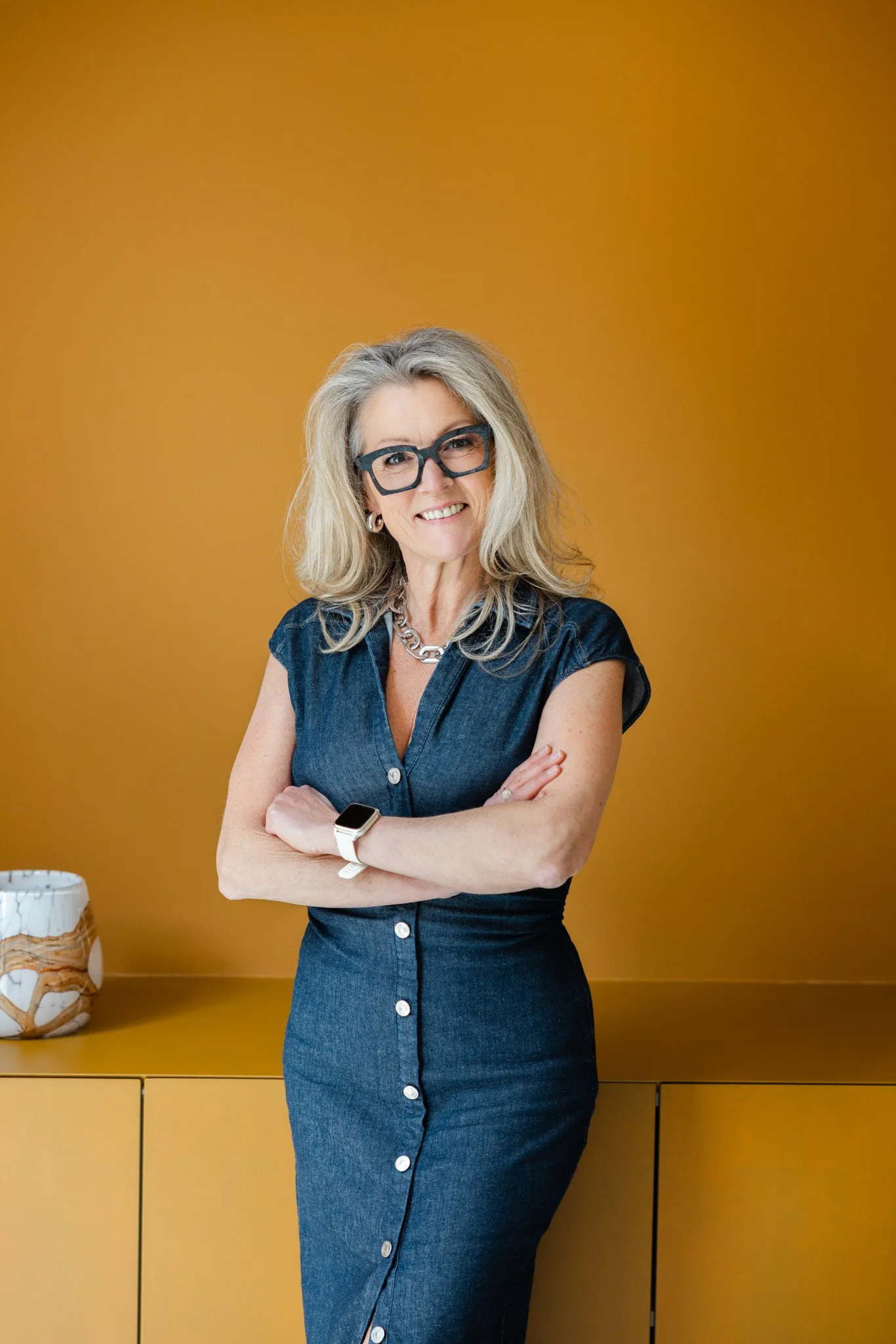 portrait-professionnel-personal-branding-femme-confiance-fond-moutarde.jpg