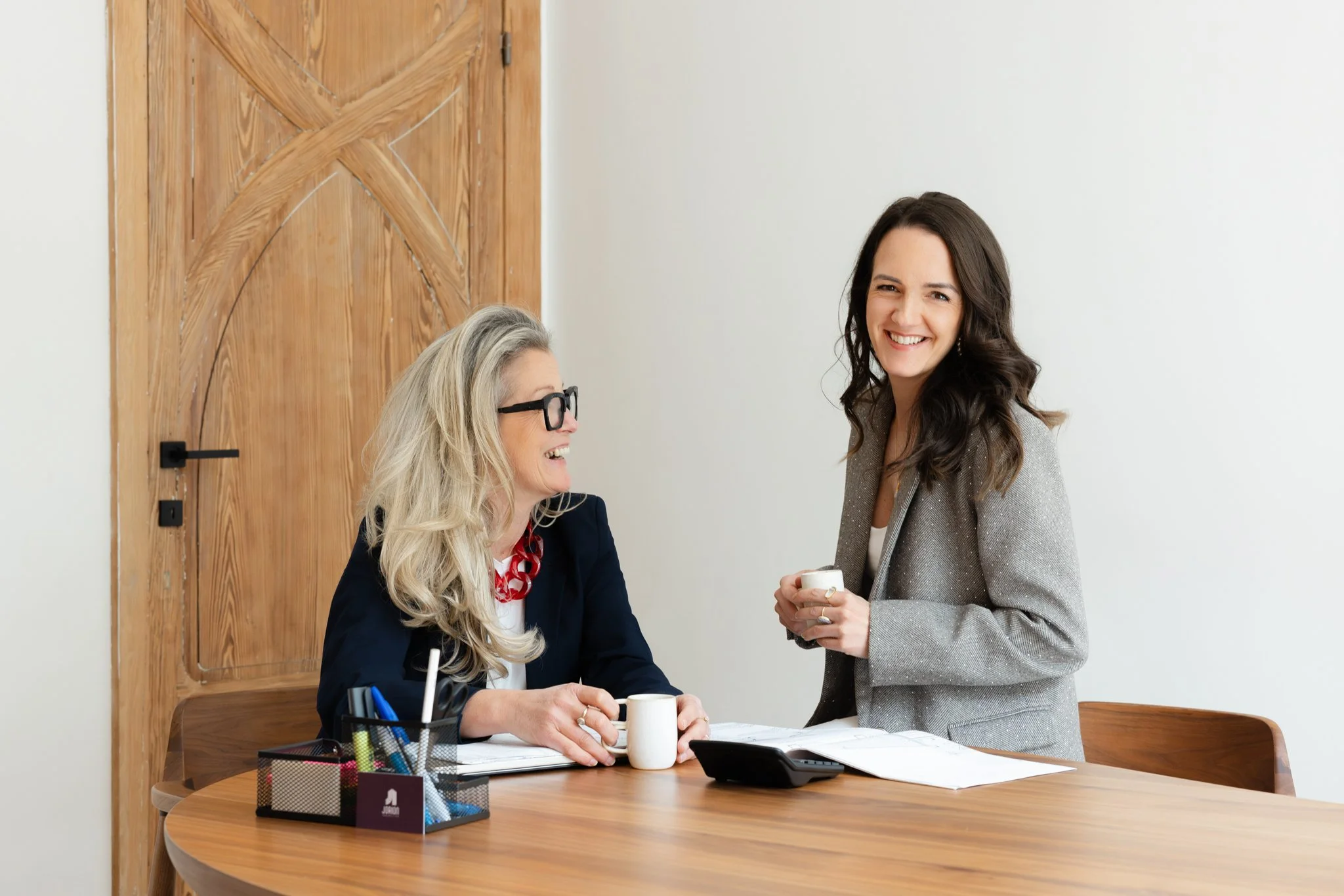 portrait-entreprise-duo-femmes-pro-aix-marseille-table-plans.jpg