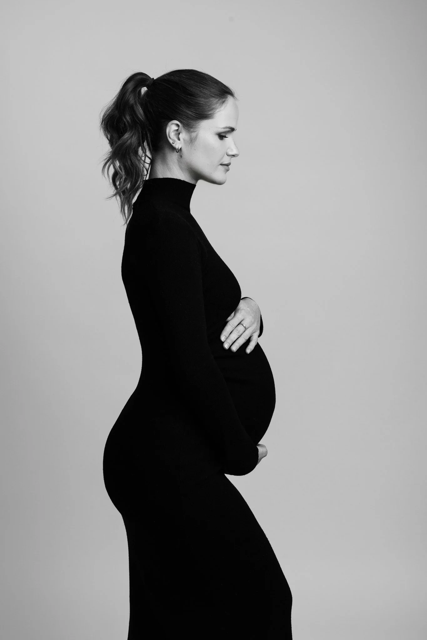 portrait-femme-enceinte-studio-minimaliste-aix-en-provence-camillecd.jpg