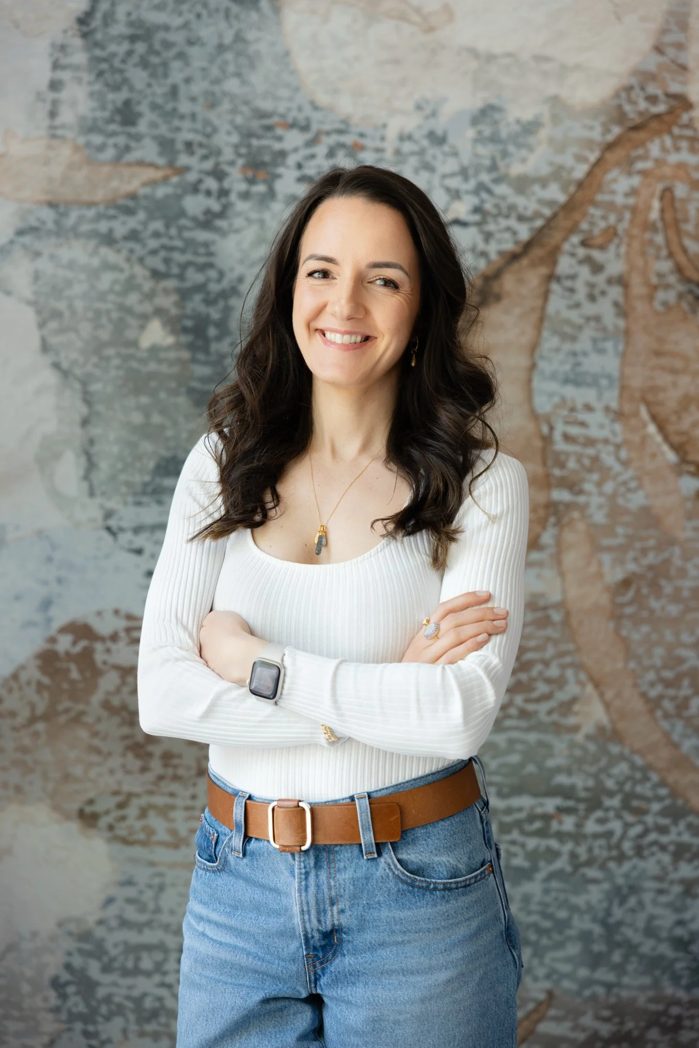 personal-branding-photo-professionnelle-naturelle-jeune-femme-jeans.jpg