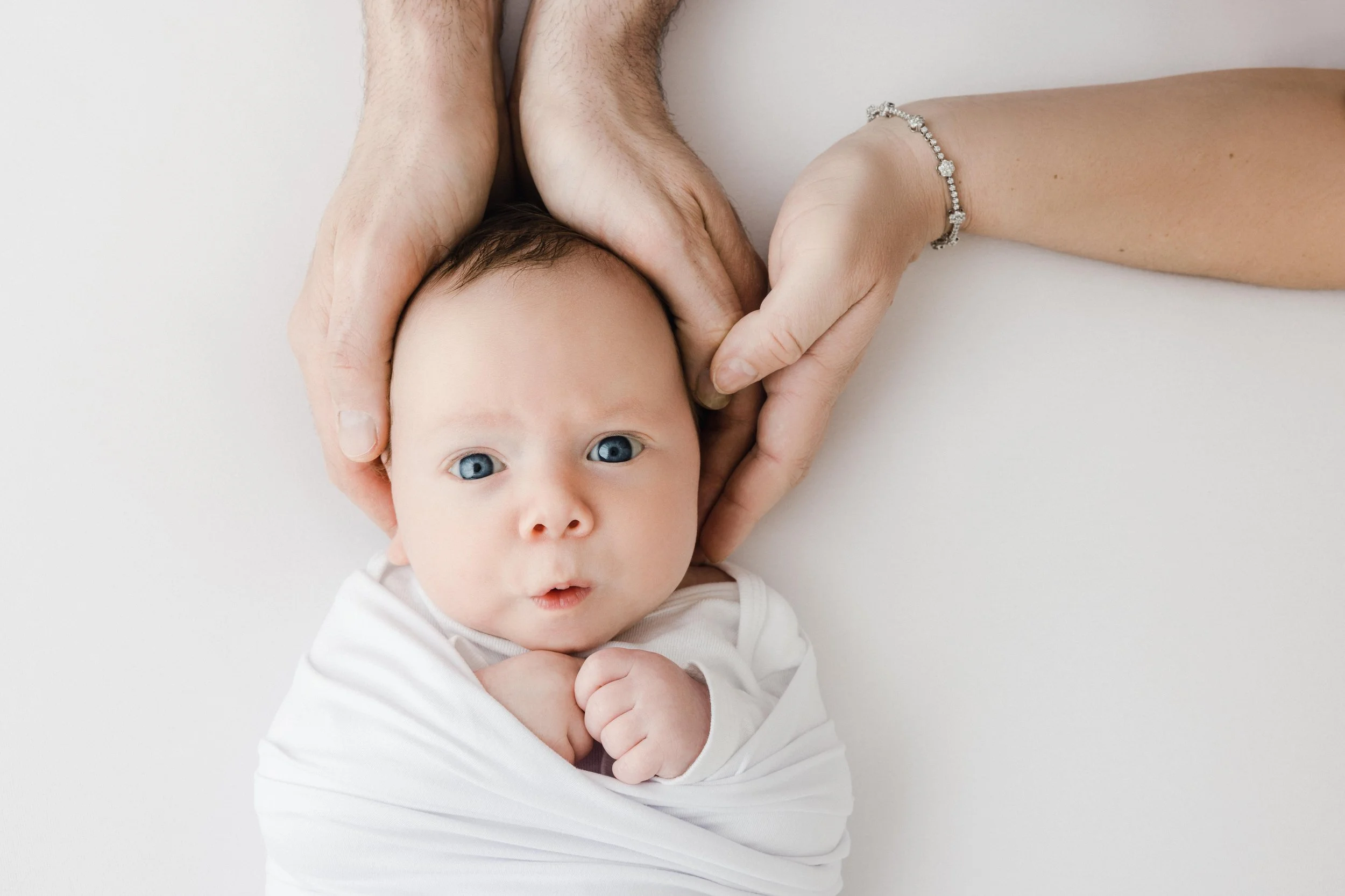 photo bébé naturelle sur fond blanc
