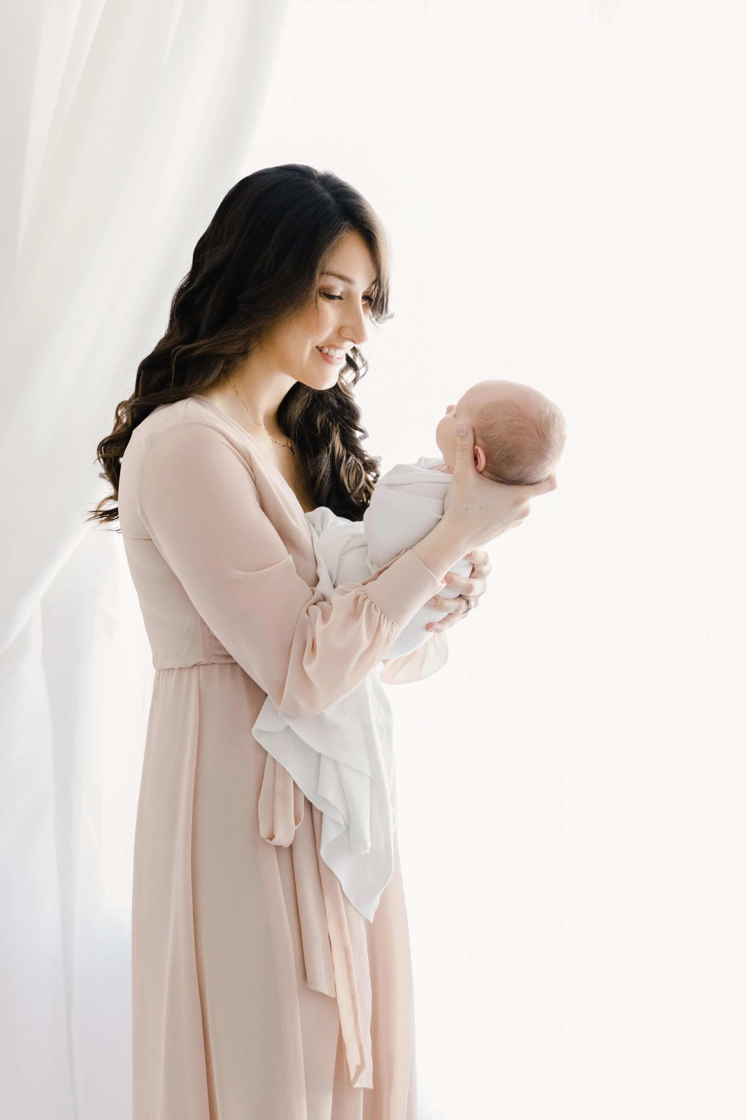 bébé dans les bras de sa mère