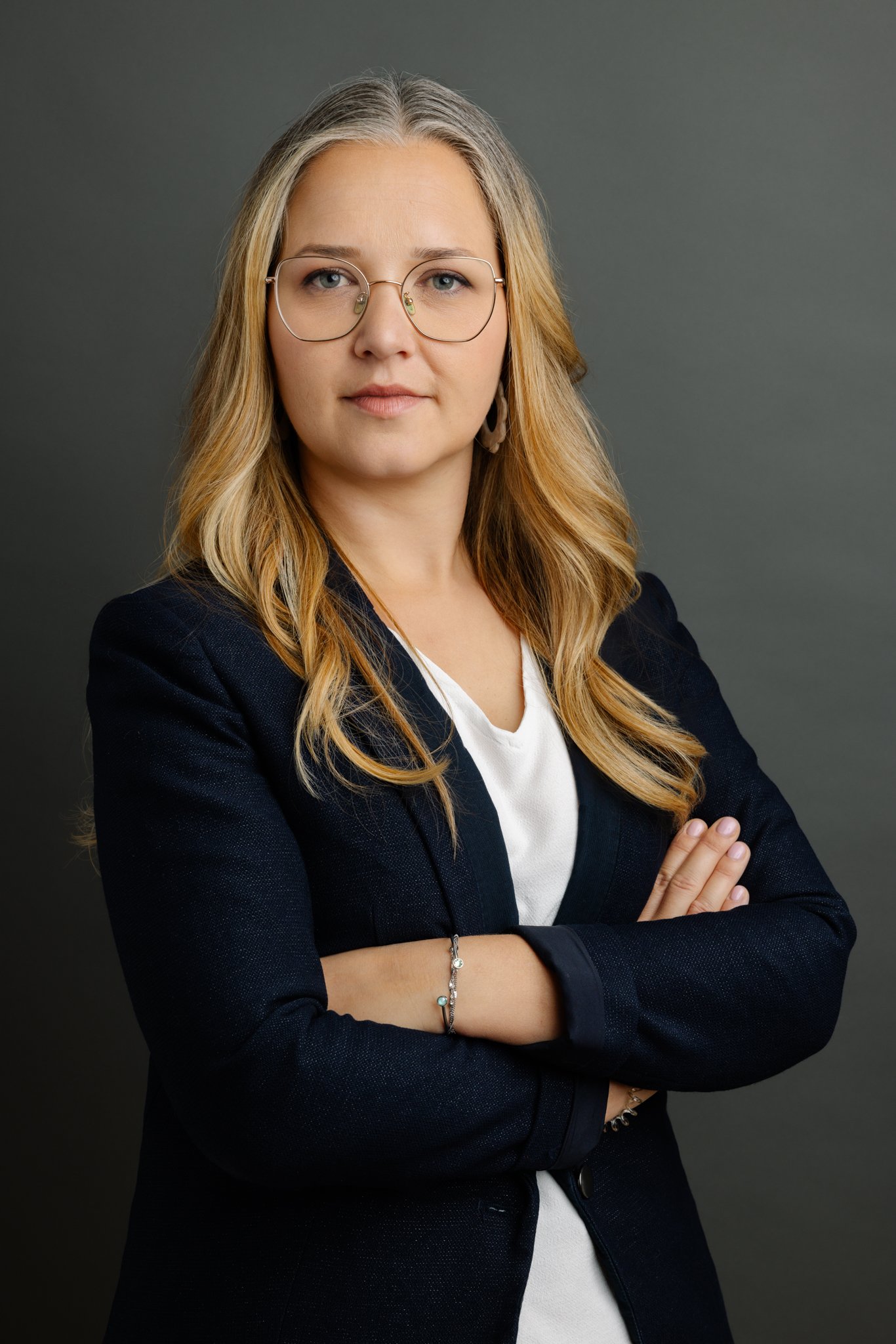 Portrait professionnel d'une avocate réalisé en studio