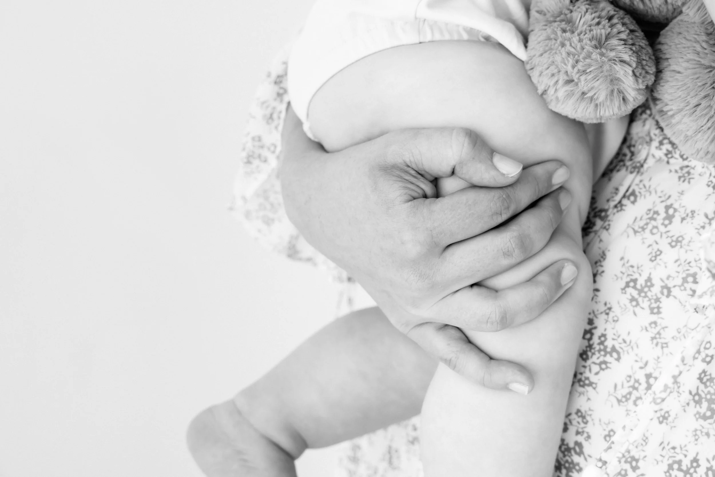 bébé dans les bras de maman