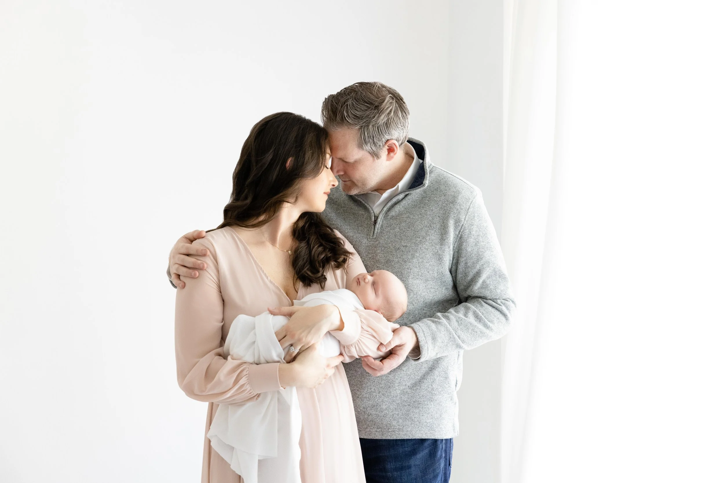 premiers souvenirs bébé séance photo avec les parents