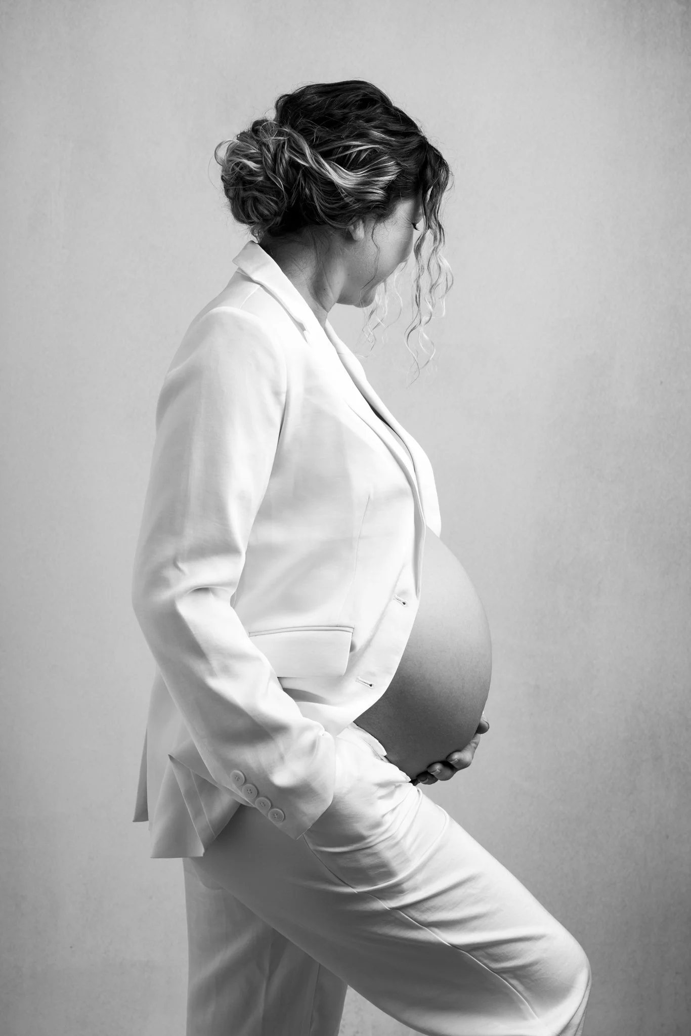portrait-femme-enceinte-costume-blanc-noir-et-blanc-studio-photo-grossesse-aix-en-provence.jpg