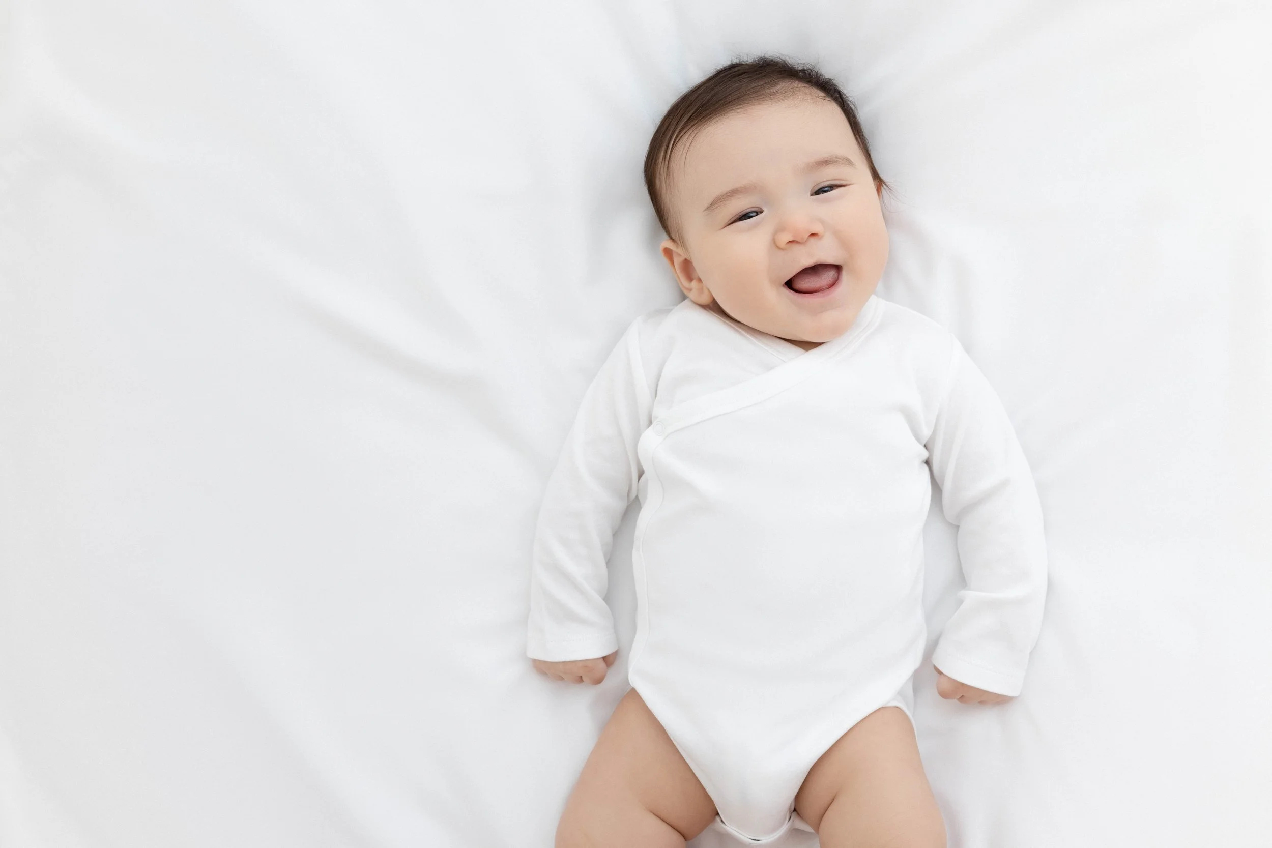 photo bébé naturel joyeux qui sourit