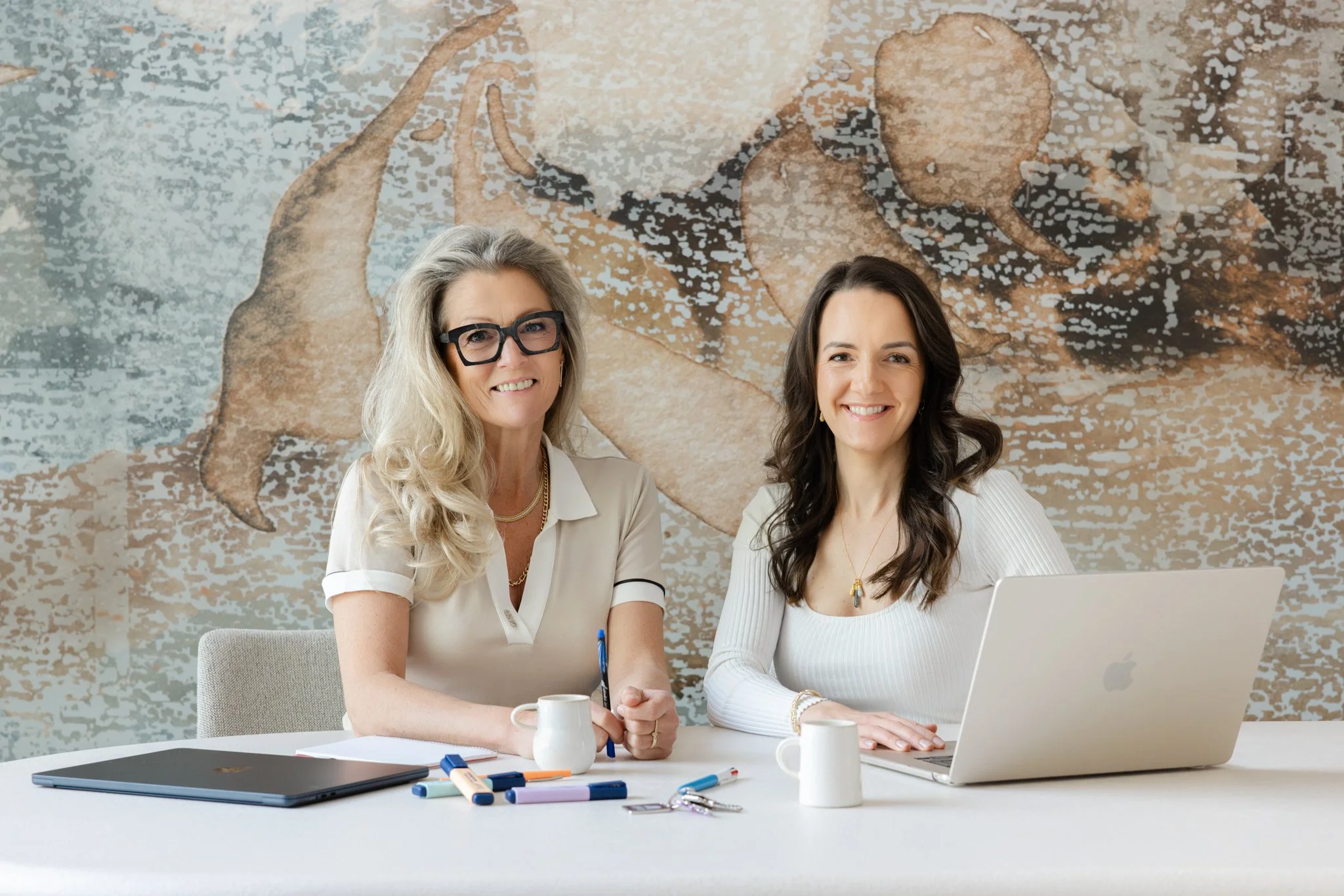 reportage-entreprise-collaboration-femmes-entrepreneures-table-bureau.jpg