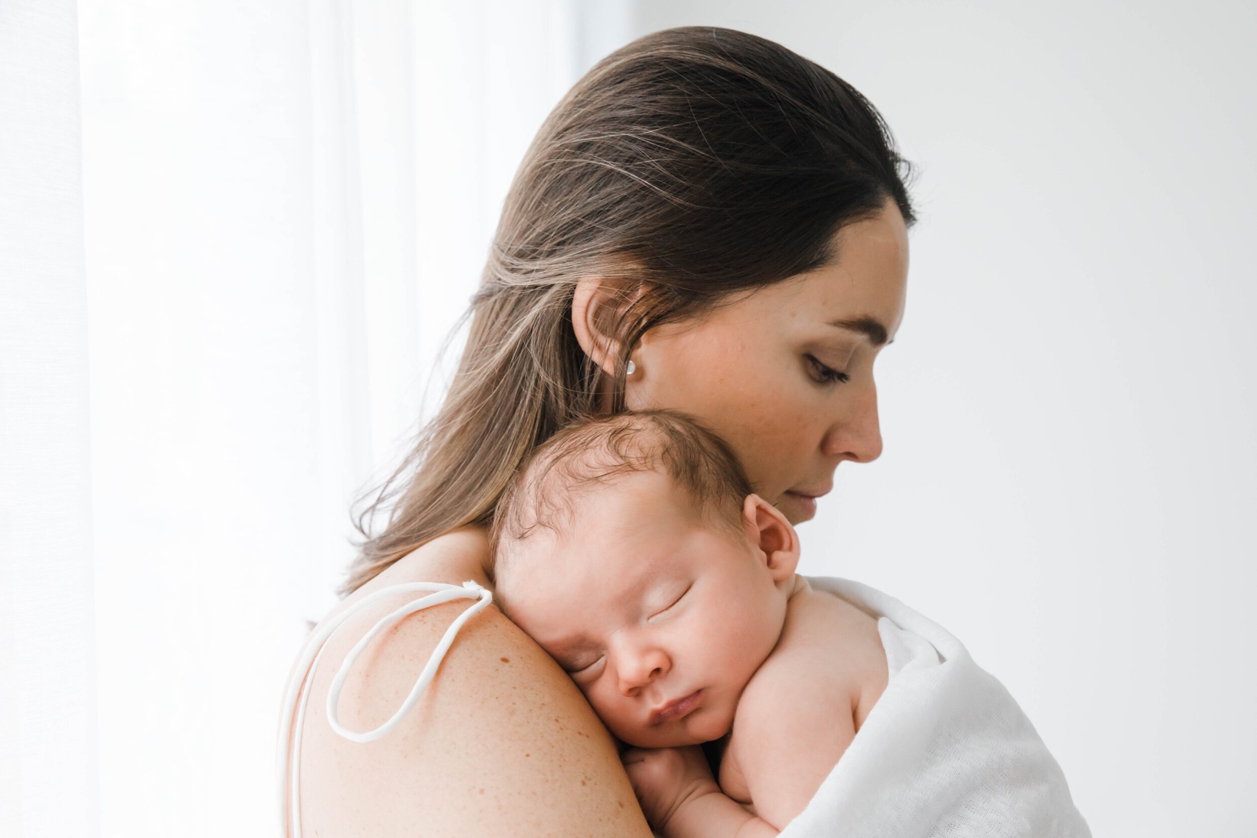 photo bébé qui dort sur maman