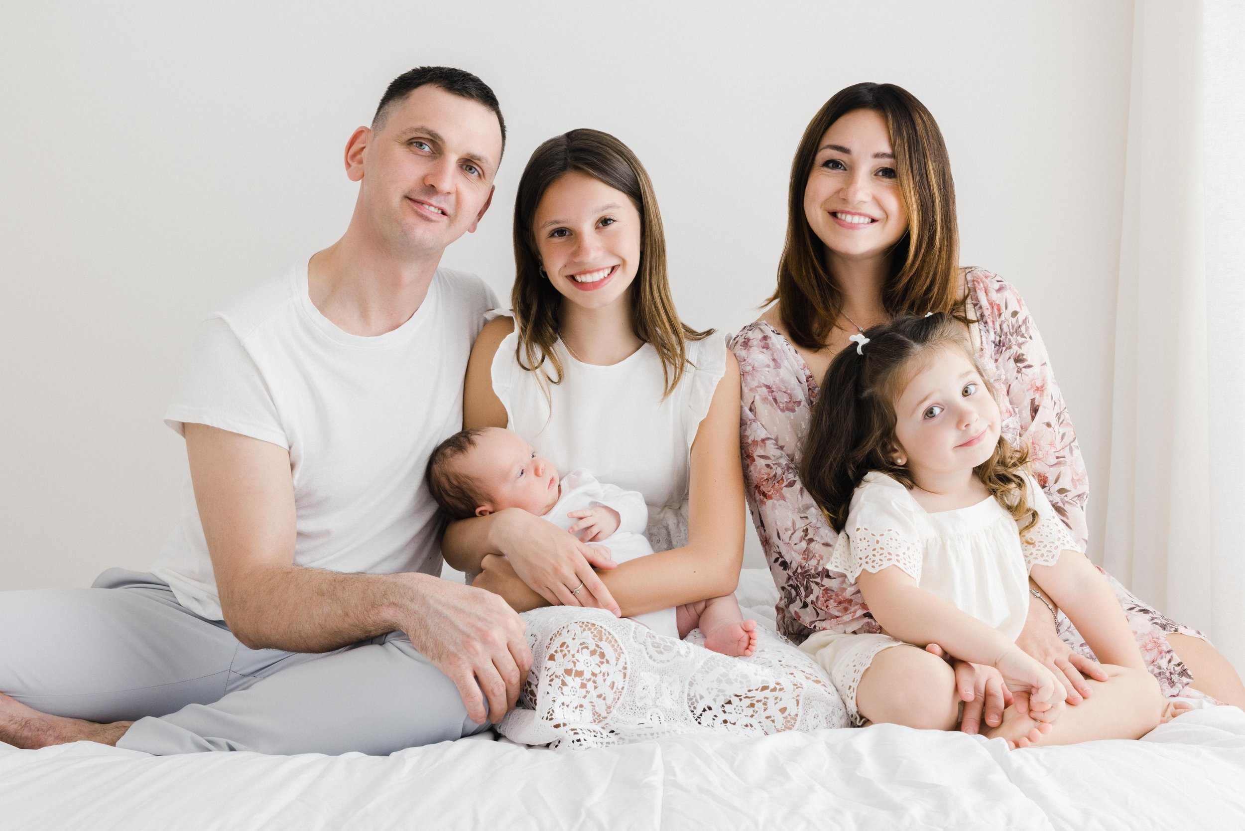portrait nouveau-né avec famille en studio minimaliste