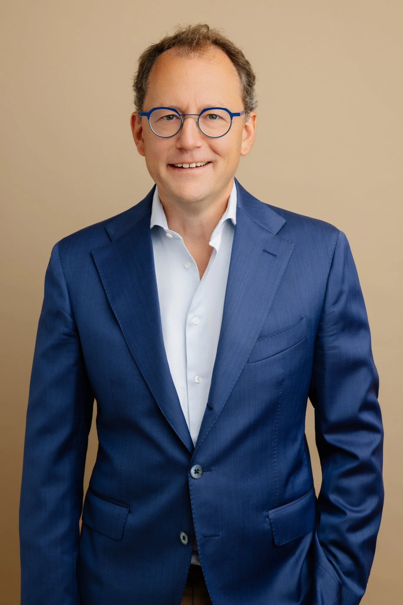 portrait-corporate-dirigeant-homme-costume-bleu-marseille.jpg