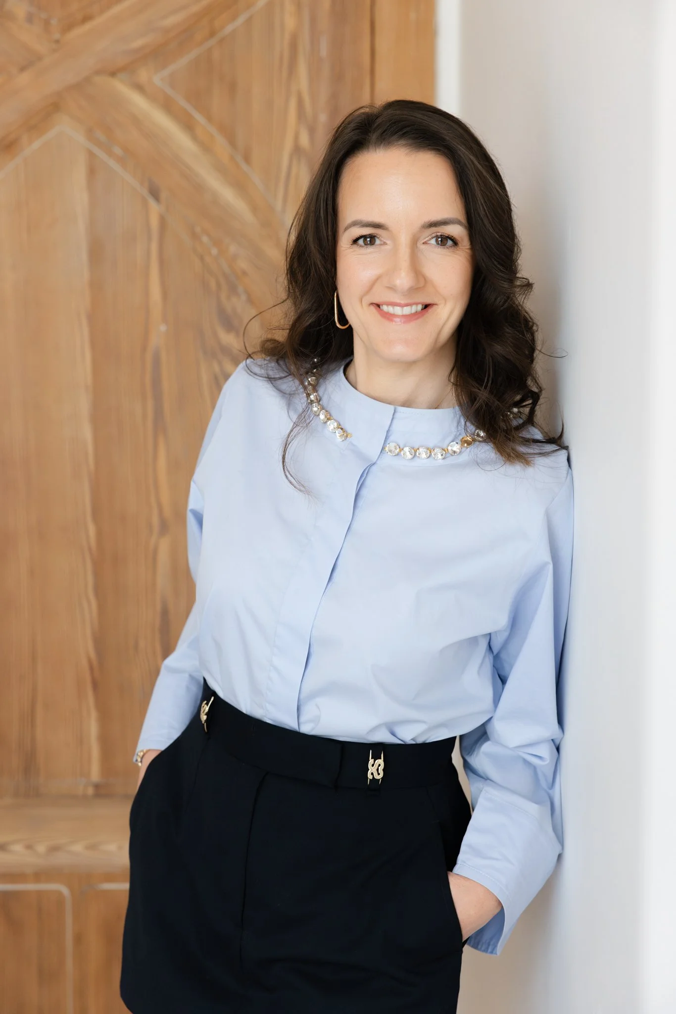 portrait-corporate-personal-branding-femme-élégante-mur-bois.jpg