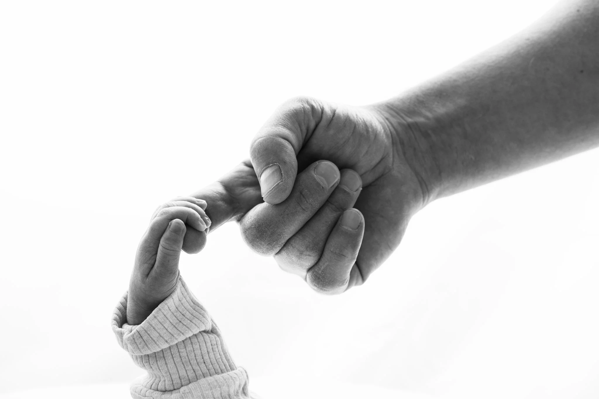 détail mains nourrisson