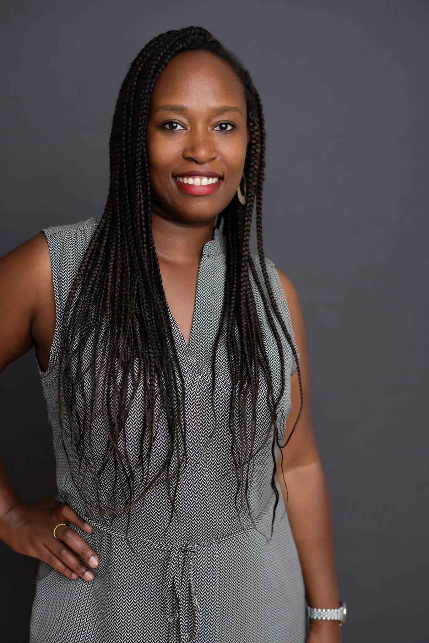 portrait-pro-authentique-femme-afro-france-look-detendu.jpg