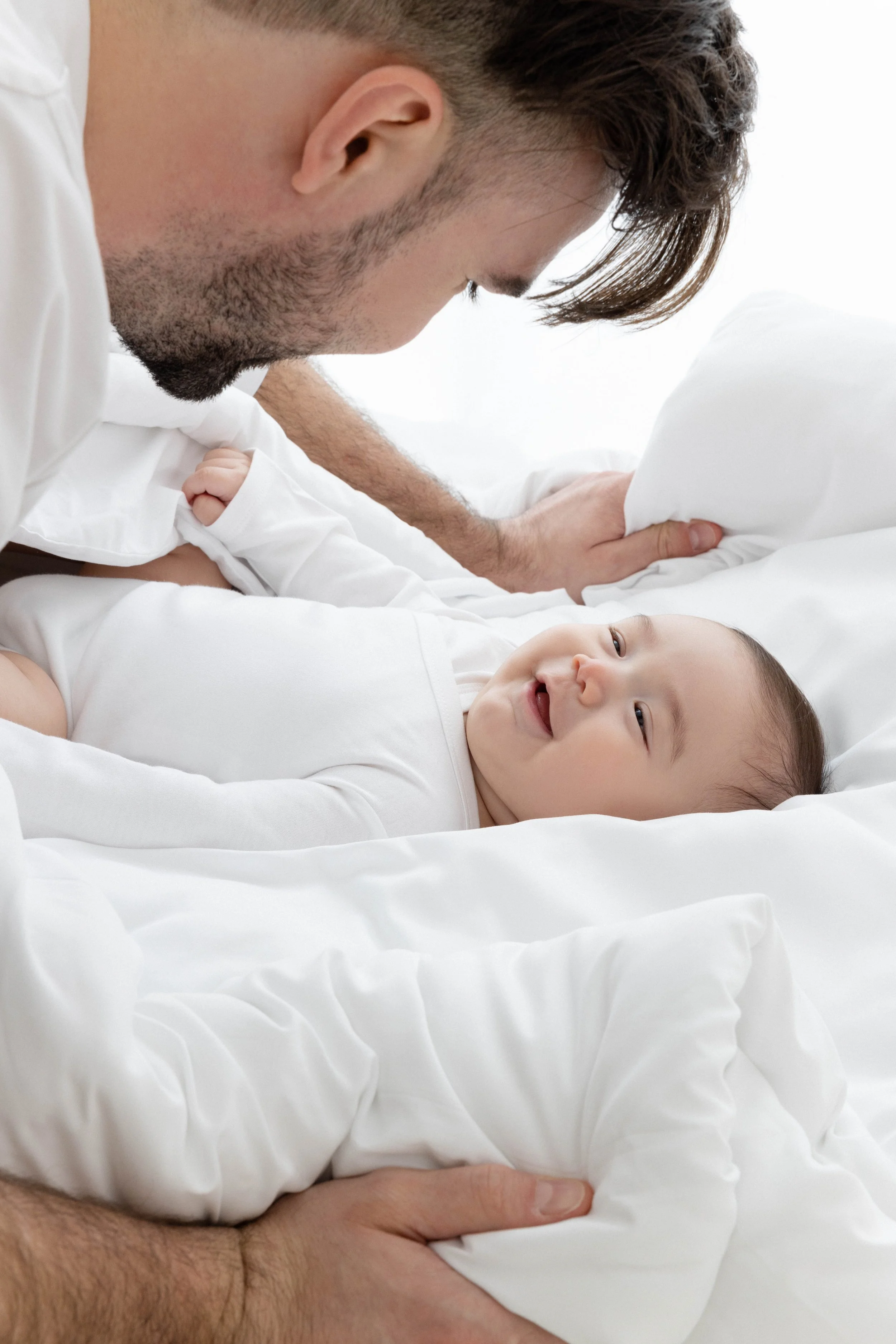 photo papa bébé qui rigole