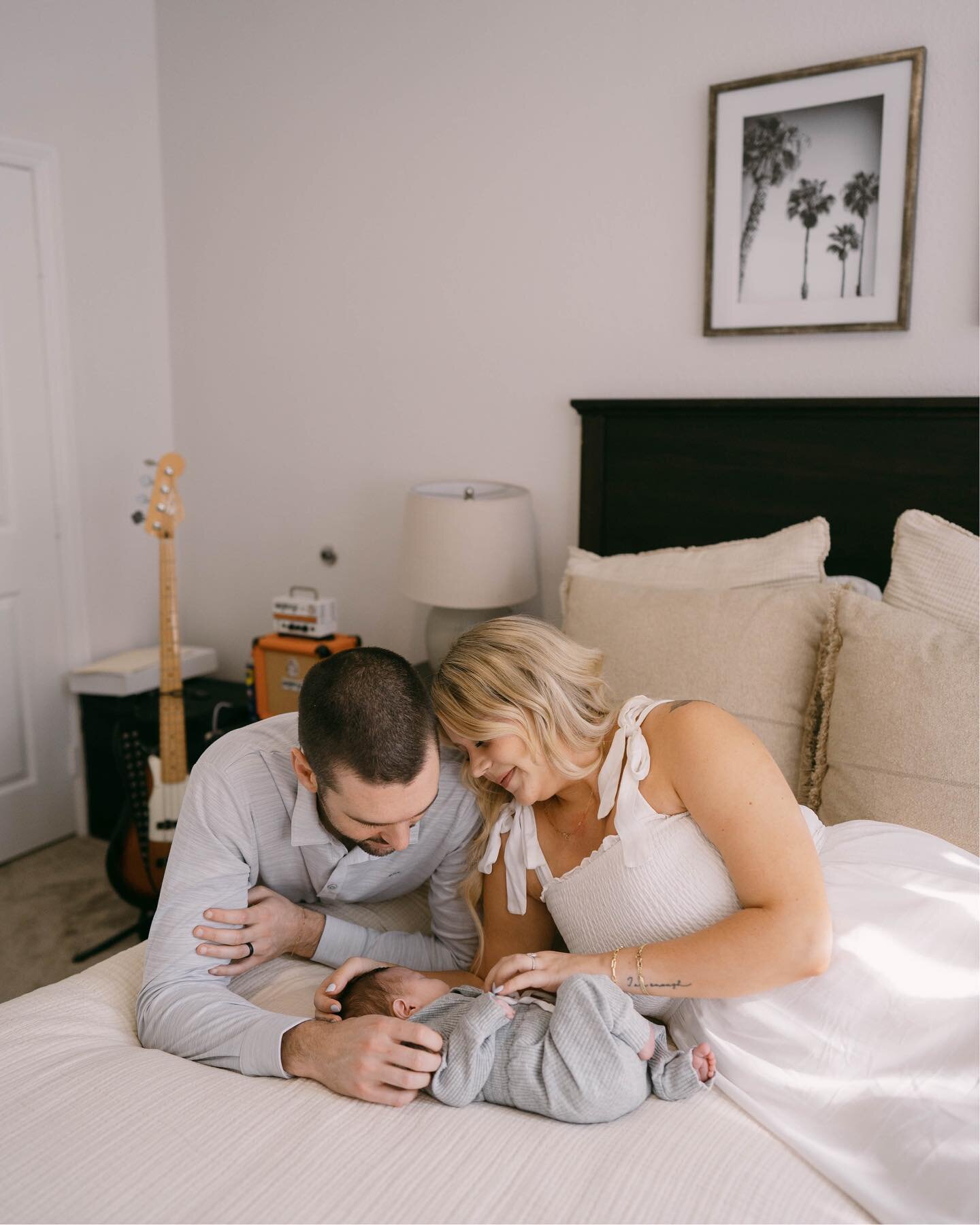 Cozy in-home newborn sessions are just so sweet! I don&rsquo;t take your typical newborn photos where I pose your baby, etc. I want these to feel like I&rsquo;m a fly on the wall in your home, capturing the tender, fleeting moments with you and your 