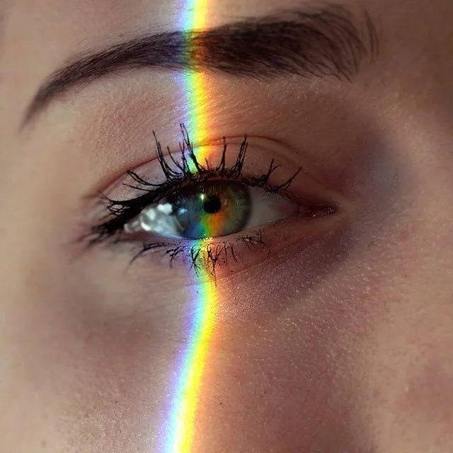 eye with light line crossing