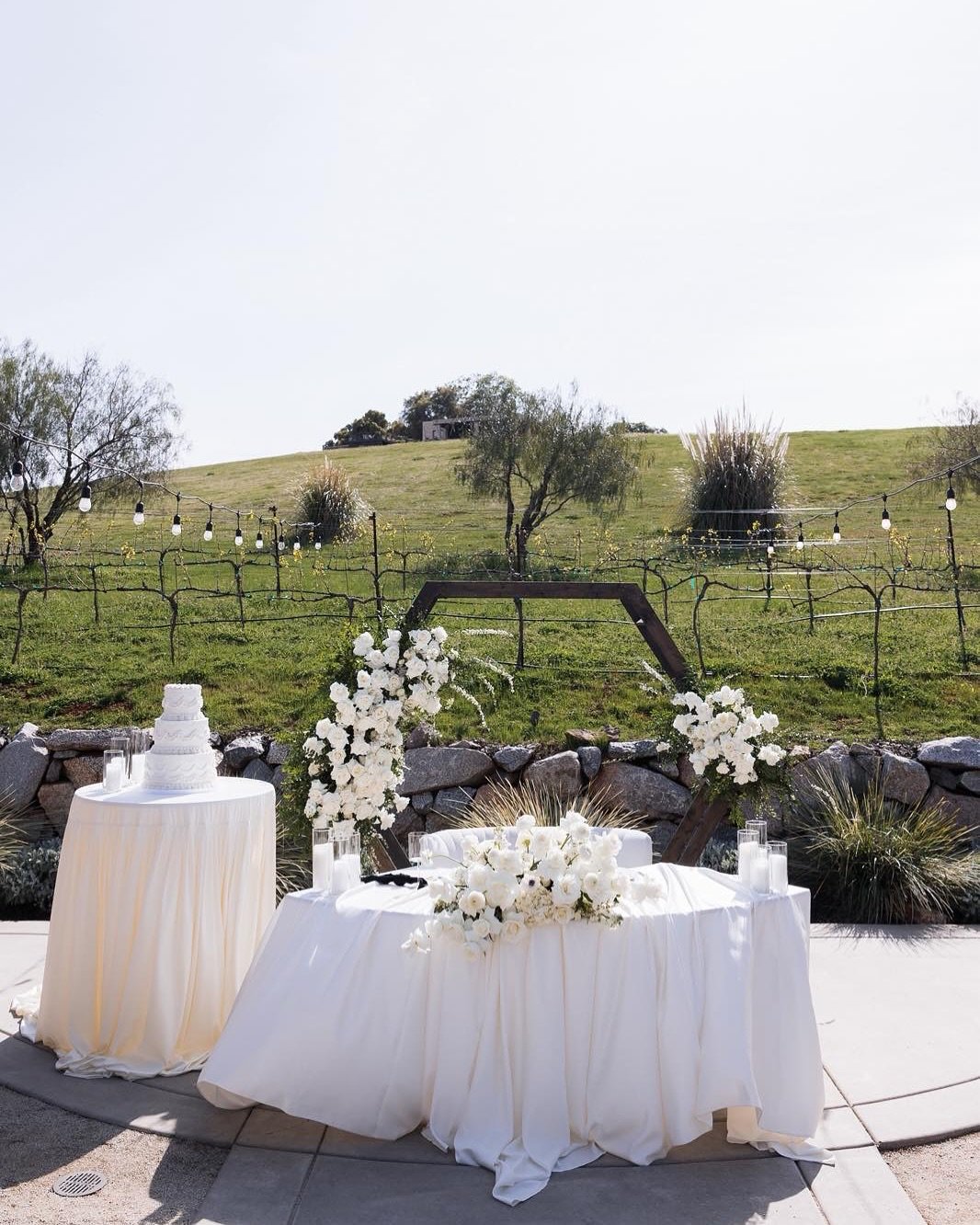 A sweetheart table that stole the show 🤍✨ Our ivory satin linen paired with white floral arrangements and black accents bring timeless elegance to life. Proof that simple, intentional details make the biggest impact.

Now booking for 2026 weddings &