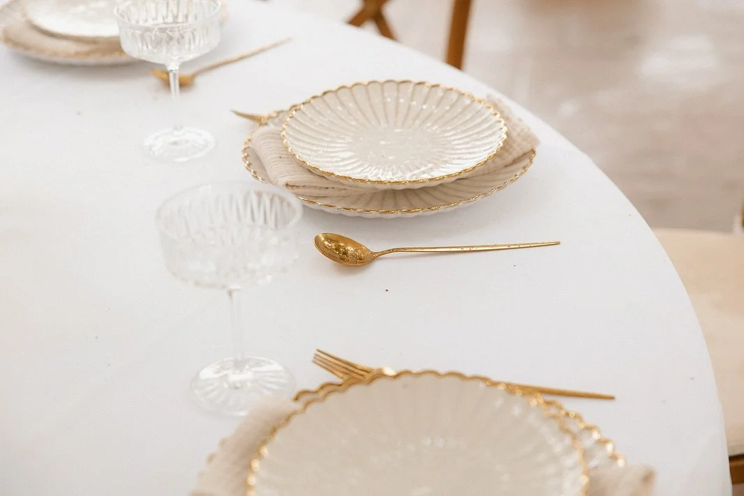 Elevate your tablescape with our gold trim scallop plates. A classic design that complements any style, from romantic garden weddings to modern celebrations 💛

@wolfeheights 
@eventsbynicki 
@whiteblossomrentals 
@ek_floraldesign 
@emmabophotography