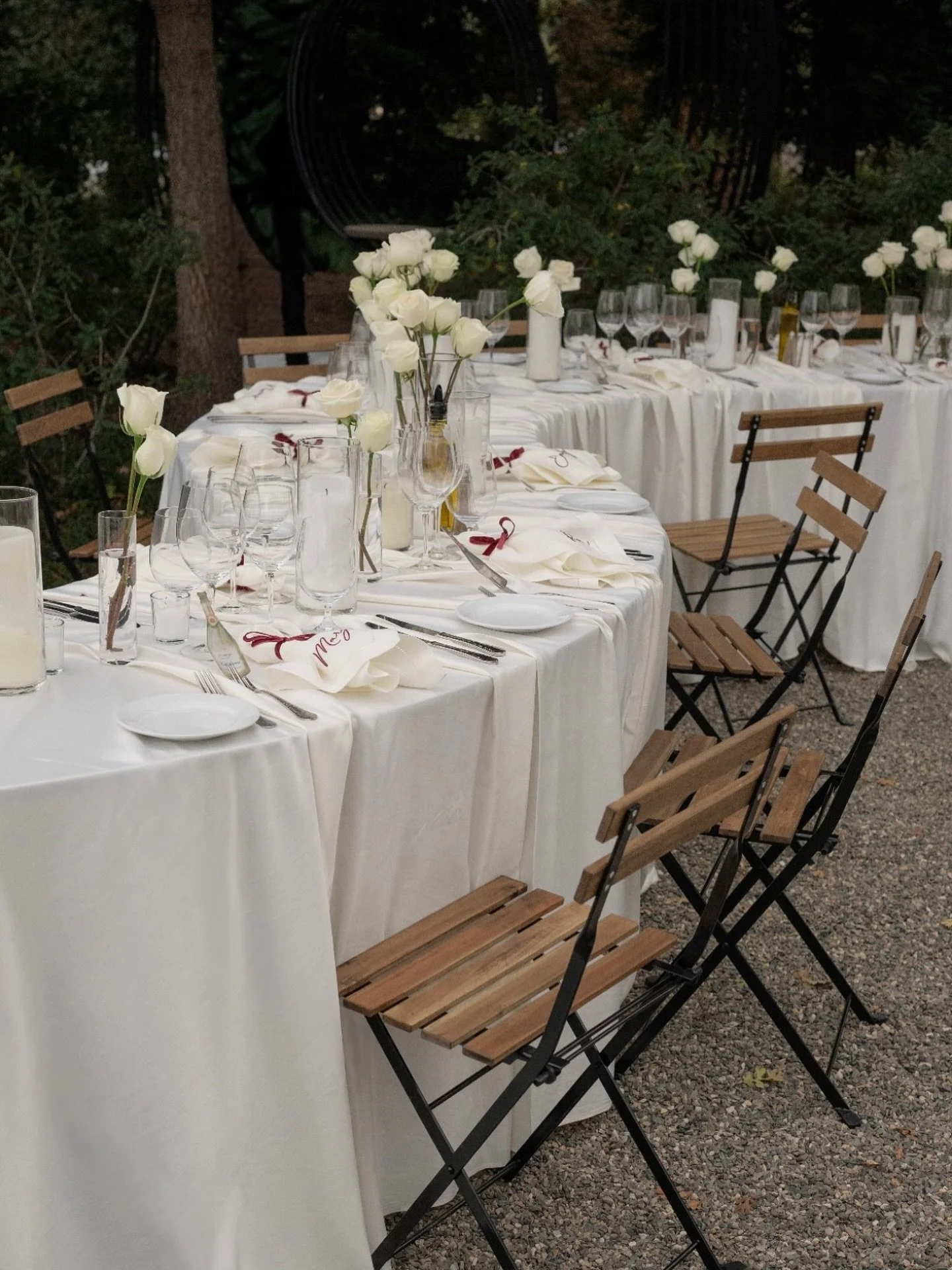 A soft drizzle and a fresh breeze make for a romantic rehearsal dinner surrounded by good company and thoughtful details. 🥀