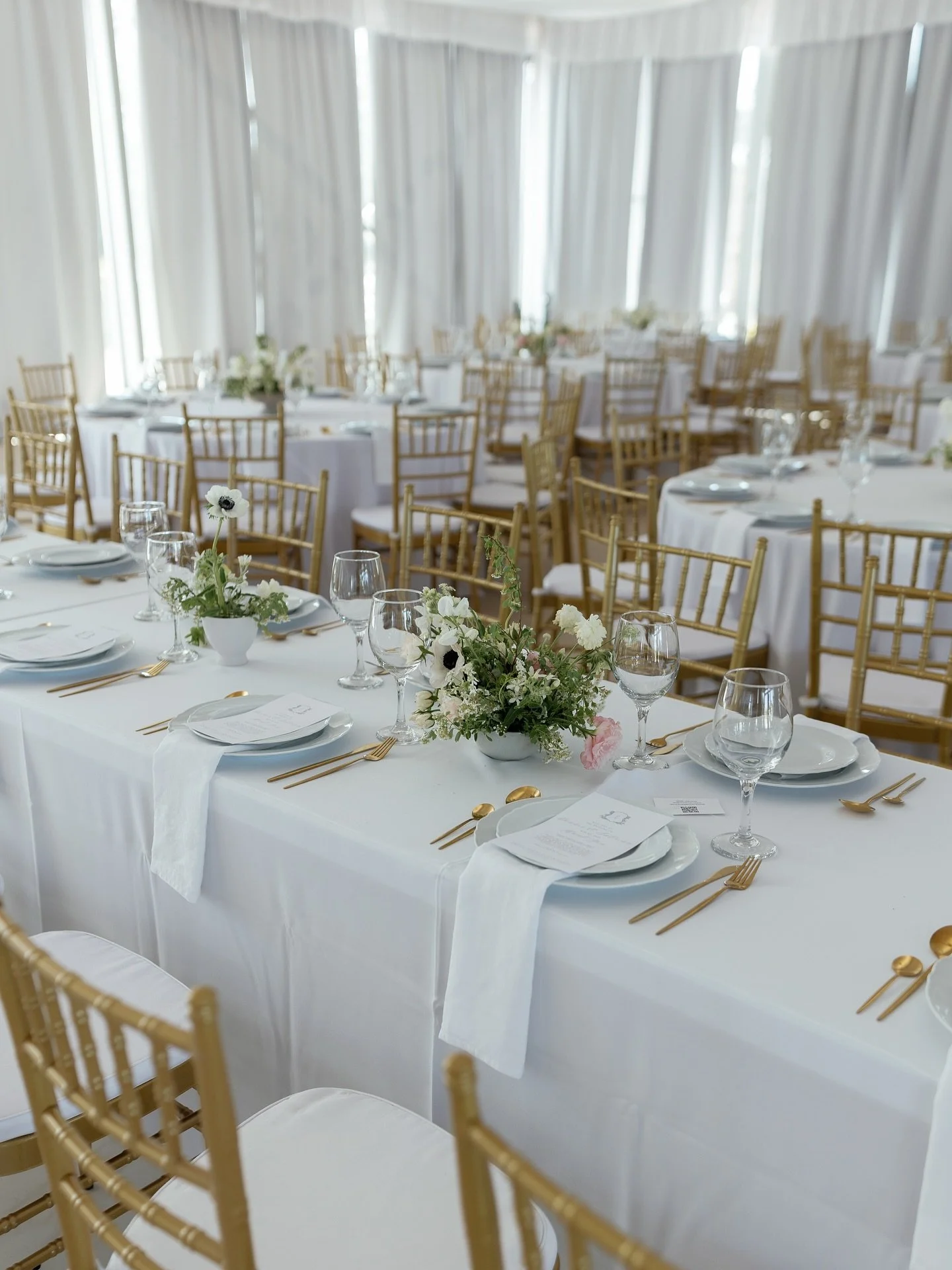 A setting made for love stories; timeless whites, gentle florals, and golden details that catch the light just right. ✨
@lakeviewestatesandwinery 
@victoriaredkophoto 
@cinema_art_studios 
@whiteblossomrentals 
@kolir.flowers 
@thekobryabrother 
@ls