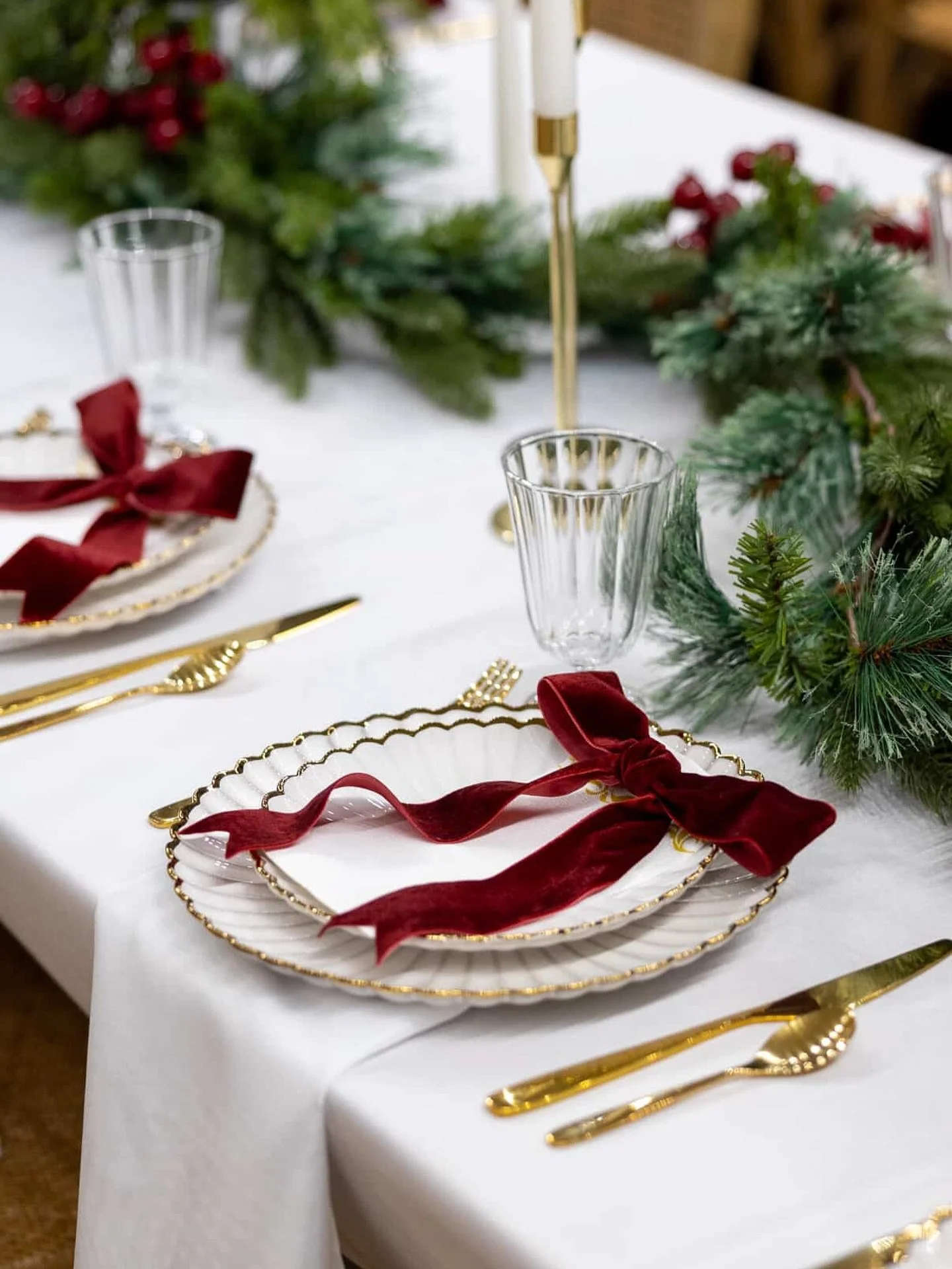 Hosting this holiday season? From intimate family dinners to festive corporate celebrations, we&rsquo;re here to elevate every table.✨

Now booking December events until 12/20! 🎄❤️

#sacramentoevents #roseville #eventrentals #holidaytable #christmas