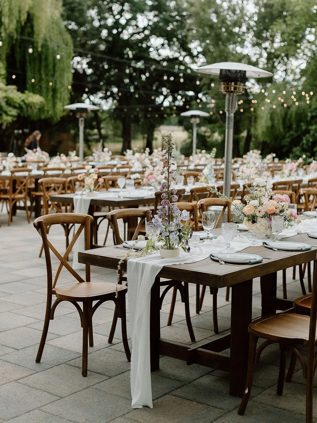Dreaming of a spring wedding like this? 

Our rental calendar for next April - June is already booking up, secure your date before it&rsquo;s gone! 🌸

@creeksidemeadows.venue 
@whiteblossomrentals 
@diansflorals 
@memoriesbyzhanna 
@loveventurefilmc
