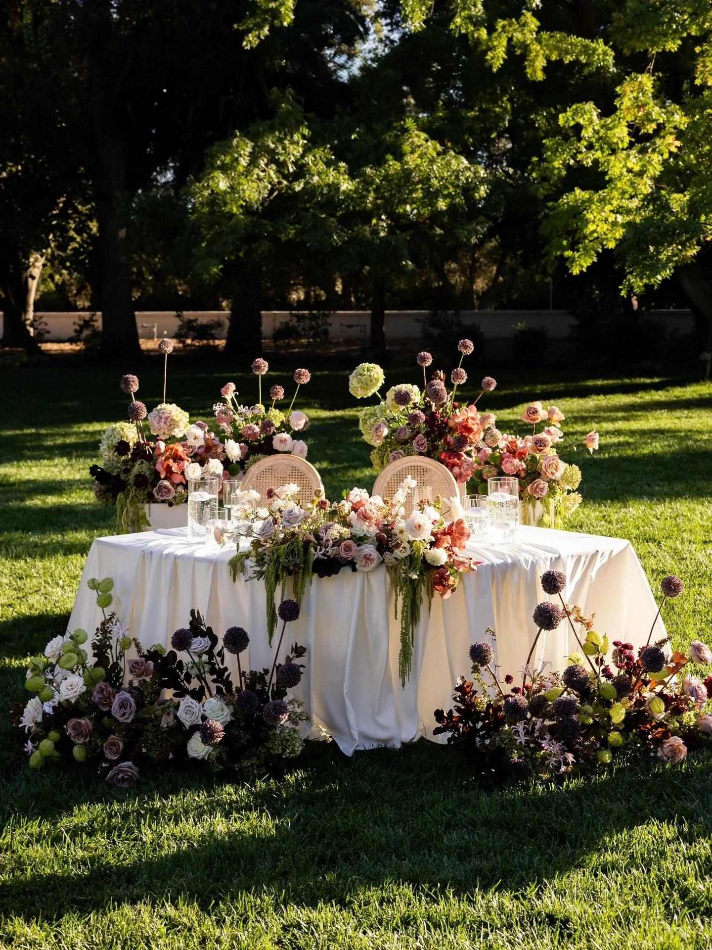 For couples dreaming of something timeless yet unexpected 🤍 A serpentine sweetheart table dressed in ivory satin for an unforgettable reception moment. 

2026 brides we still have a few dates remaining, inquire today to reserve your date 💌

#Weddin