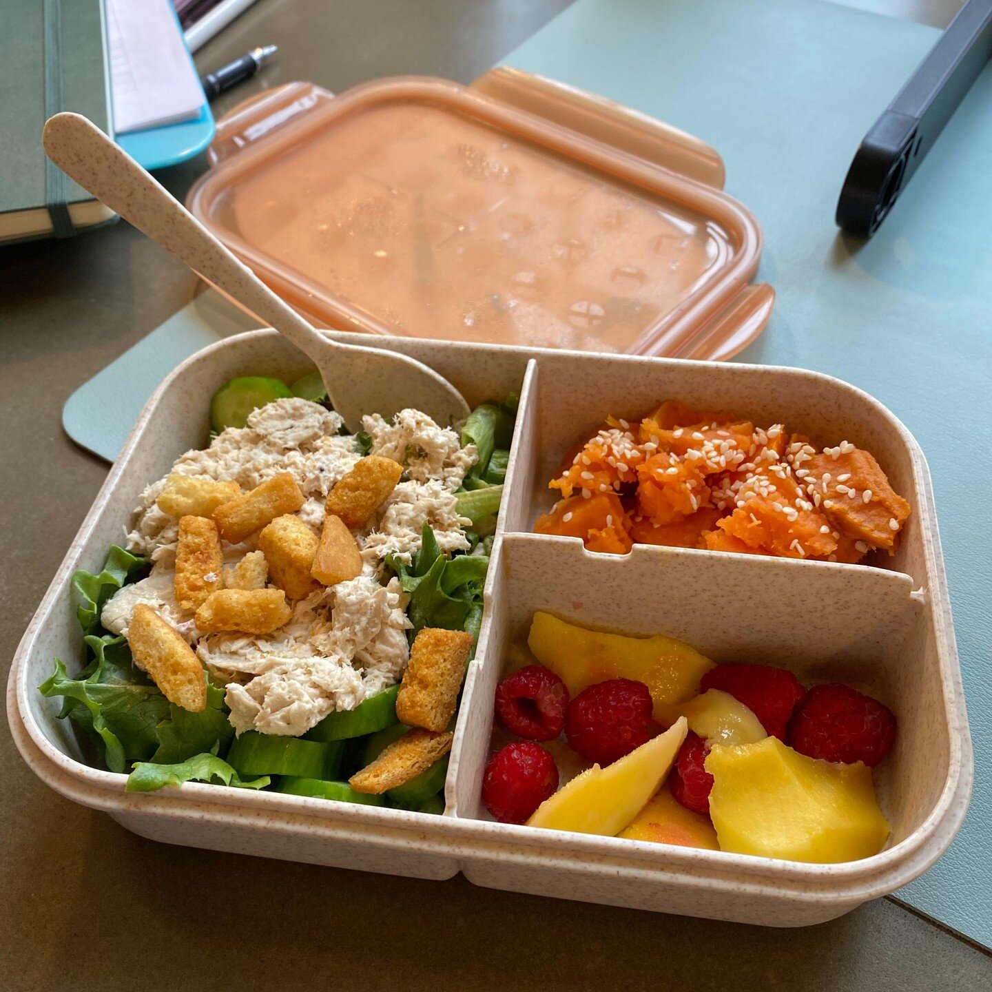 Quick put together lunch doesn't have to mean poor quality. 

🥗 Salad with cucumber &amp; croutons
🐟 Tuna packet
🍠 Leftover sweet potato from dinner
🥭 Mango &amp; raspberries

Even though this was a quick put together lunch the focus was still on