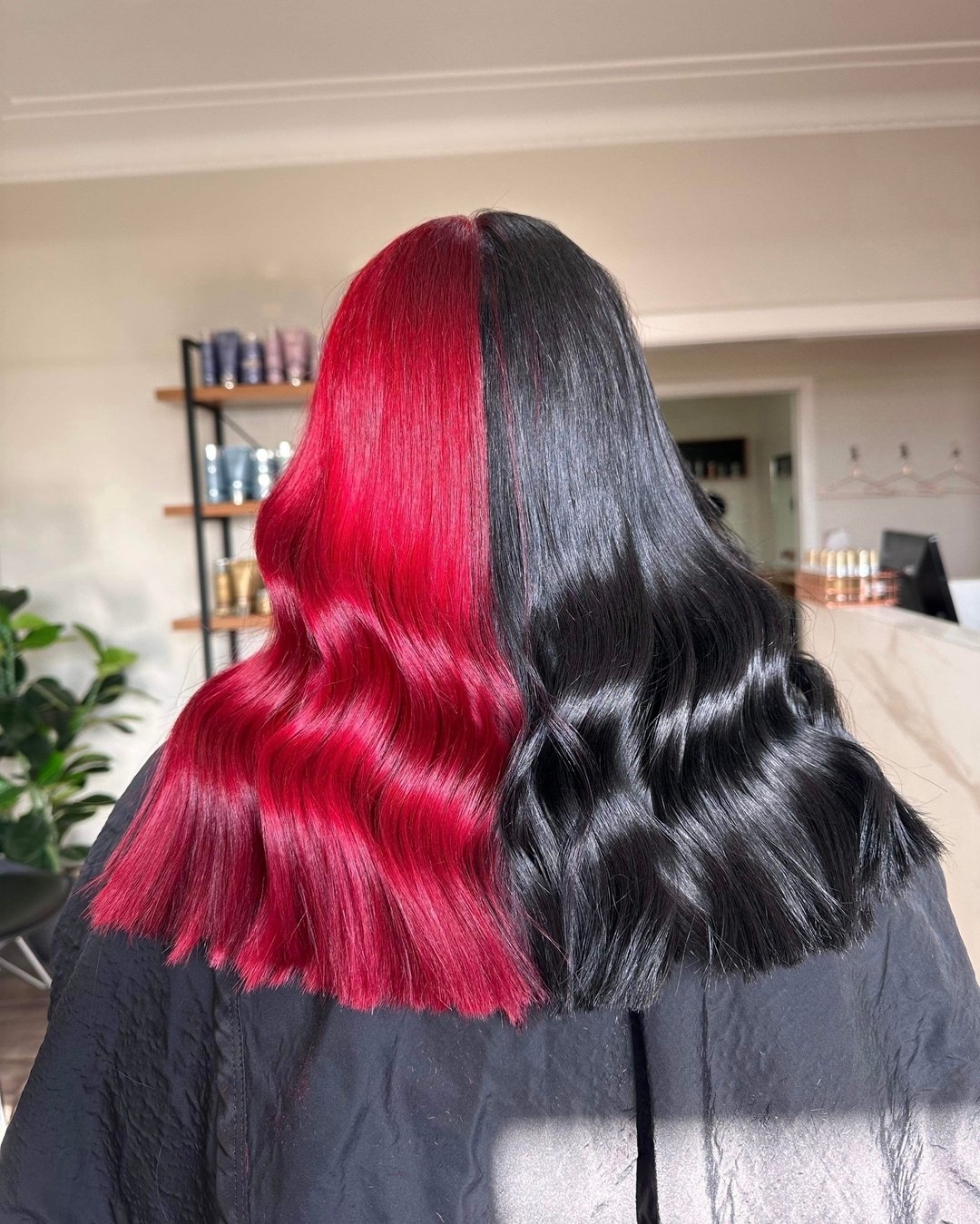 Mirror mirror on the wall, who&rsquo;s the baddest of the all 🖤❤️
@hairbymaygen

#goochieshairdesign #dubbosalon #WellaProAnz #hair #wellaplex #wellafamily #hairofinstagram #wellaeducation #wellacolouranz #dubbo @wellapro_anz