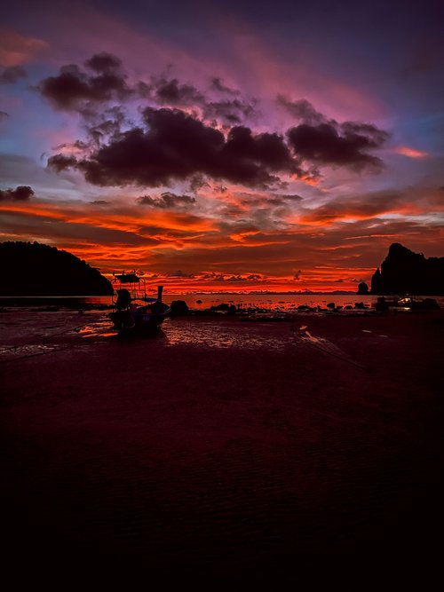 Watch the sunset in Koh Phi Phi
