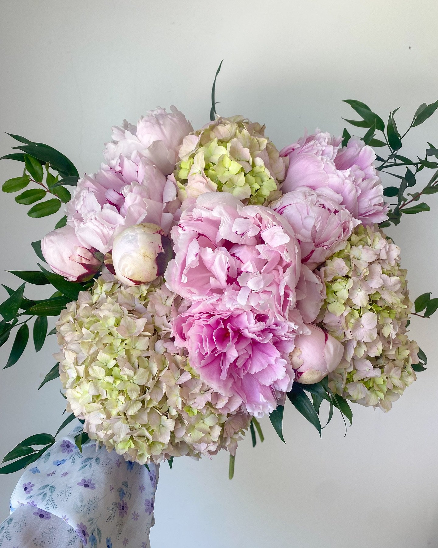 Peonies and hydrangeas? Say no more!🫶🏼🎀💕🥰
Check out our story for a flash sale on this beauty. 

We will have peonies this Mother&rsquo;s Day so place your orders before it&rsquo;s too late.🌸