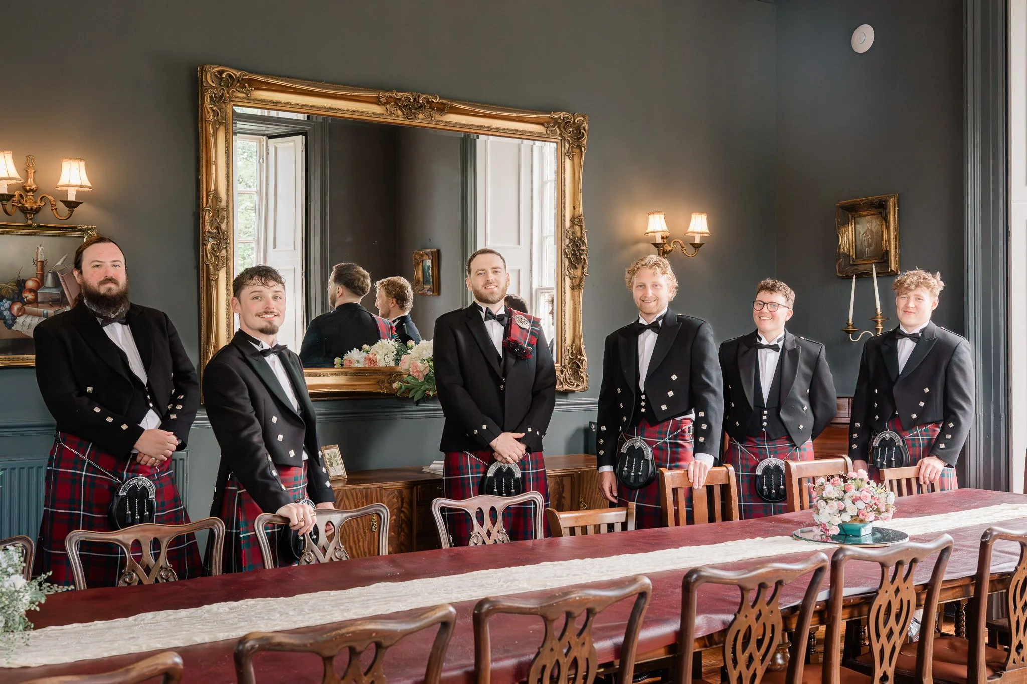 hääkuvaus skotlannissa, sulhanen ja bestmanit kilteissä