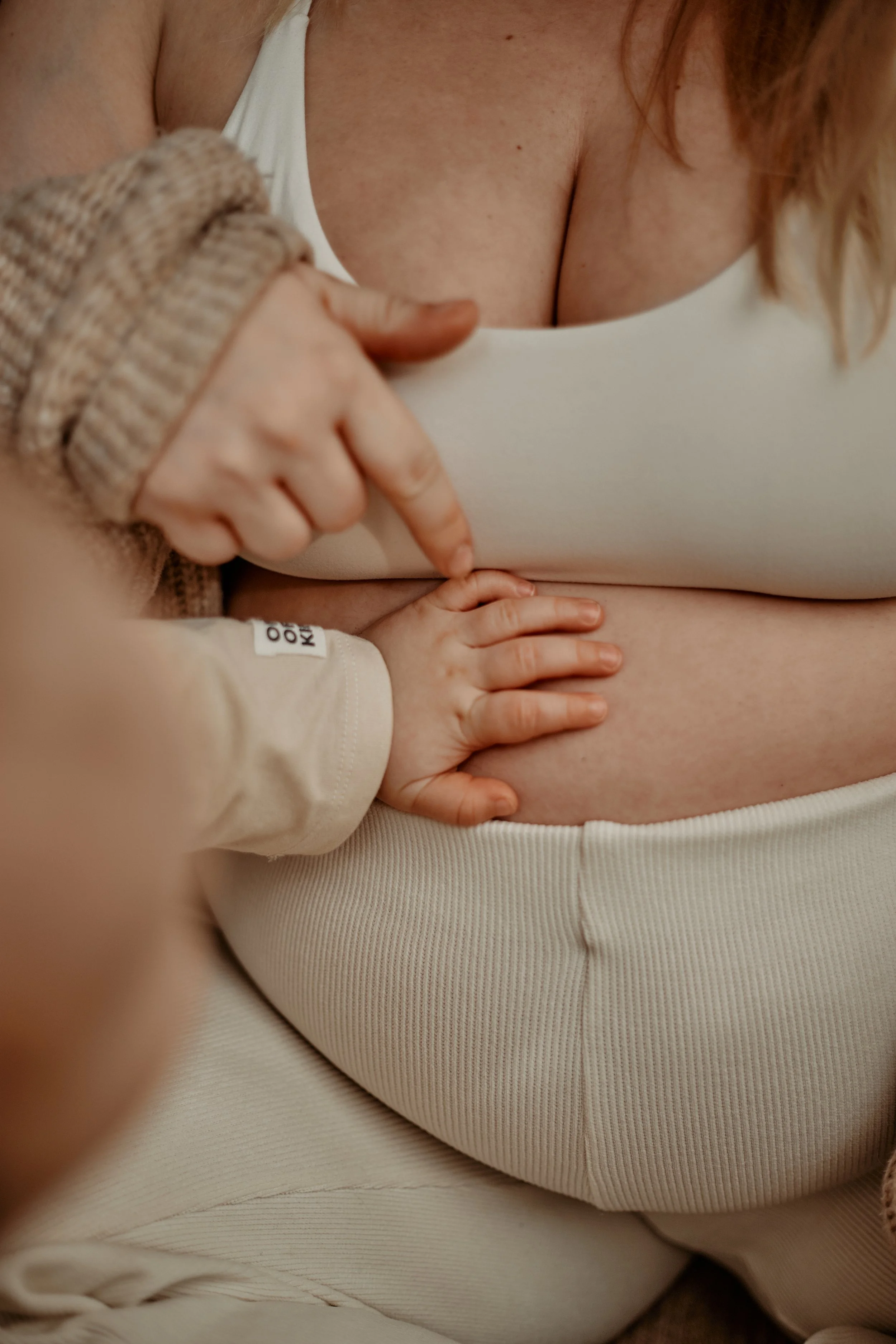 HAUTNAH_Schwangerschaftsshooting_Tanja&Family_Lovis Trummer Photography 369.jpg