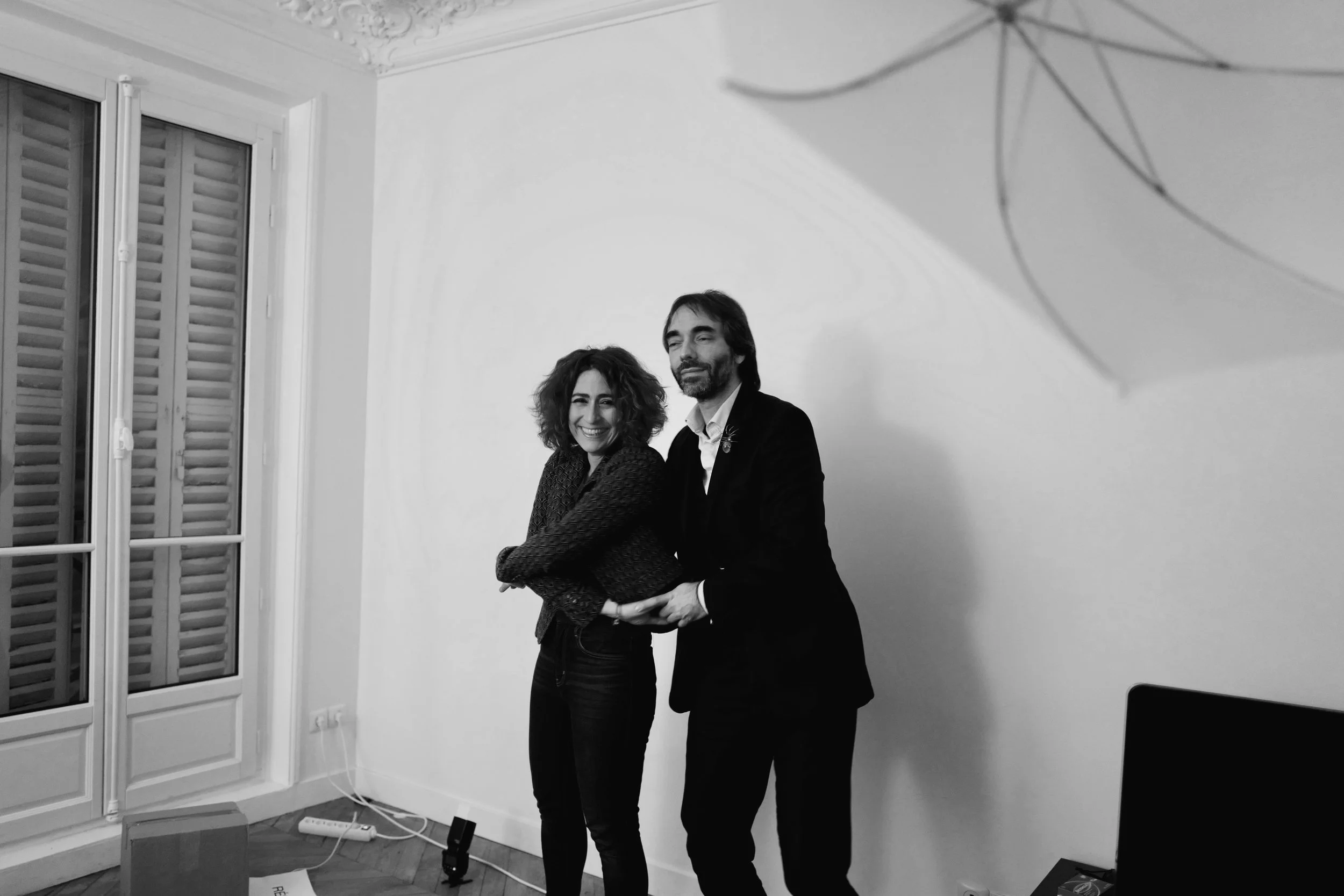 Petite danse de Cédric Villani avec Isabelle Saporta entre deux prises au QG, 
backstage shooting des affiches de campagne 