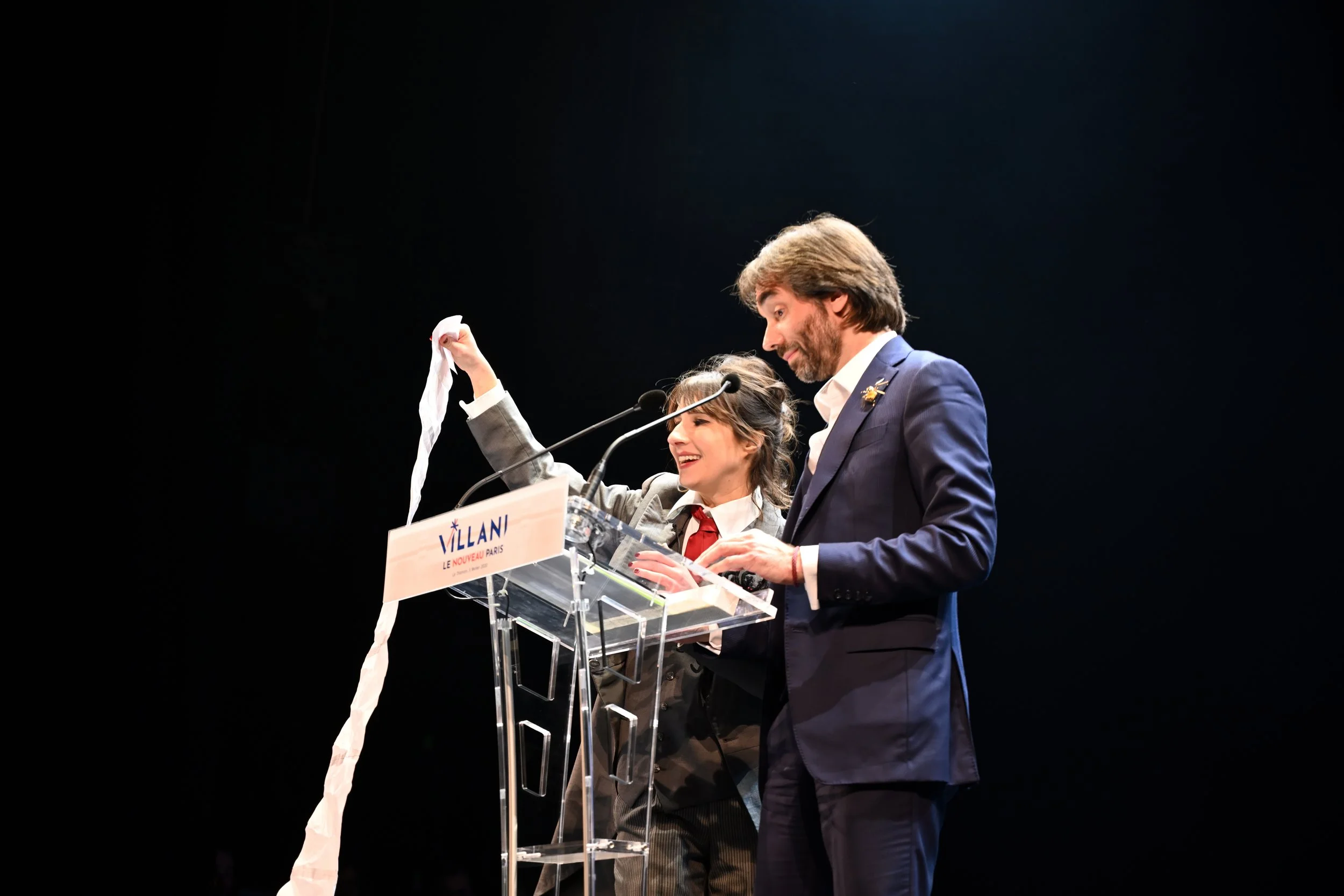 Second Grand Meeting au Trianon, Paris 18. Intervention de la comédienne "Marie s'infiltre" pendant le discours du candidat !
