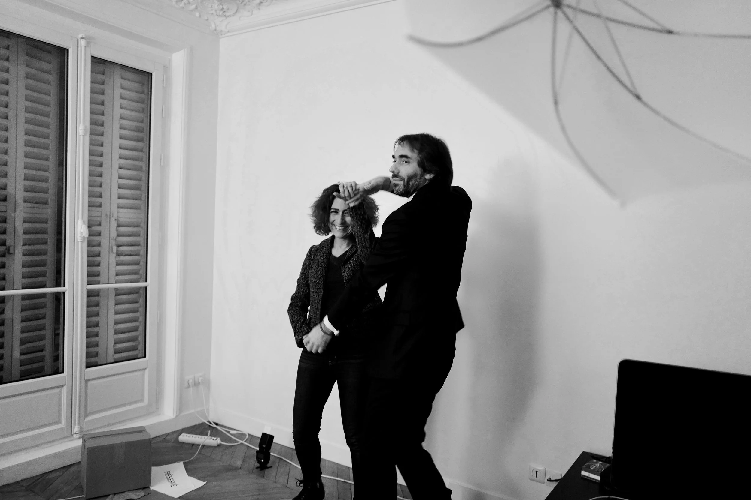 Petite danse de Cédric Villani avec Isabelle Saporta entre deux prises au QG, backstage shooting des affiches de campagne. 