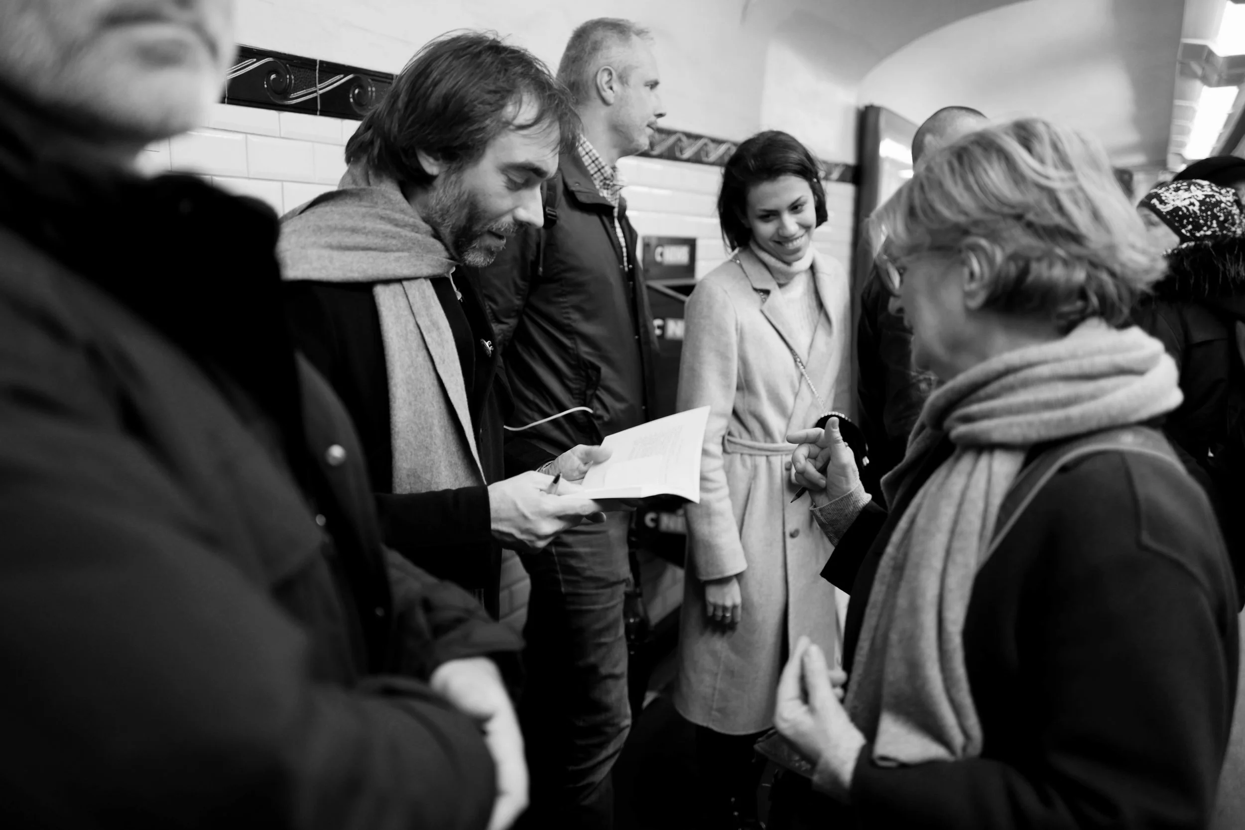 Dédicace volée dans le Métro Parisien du livre "Le Nouveau Paris"