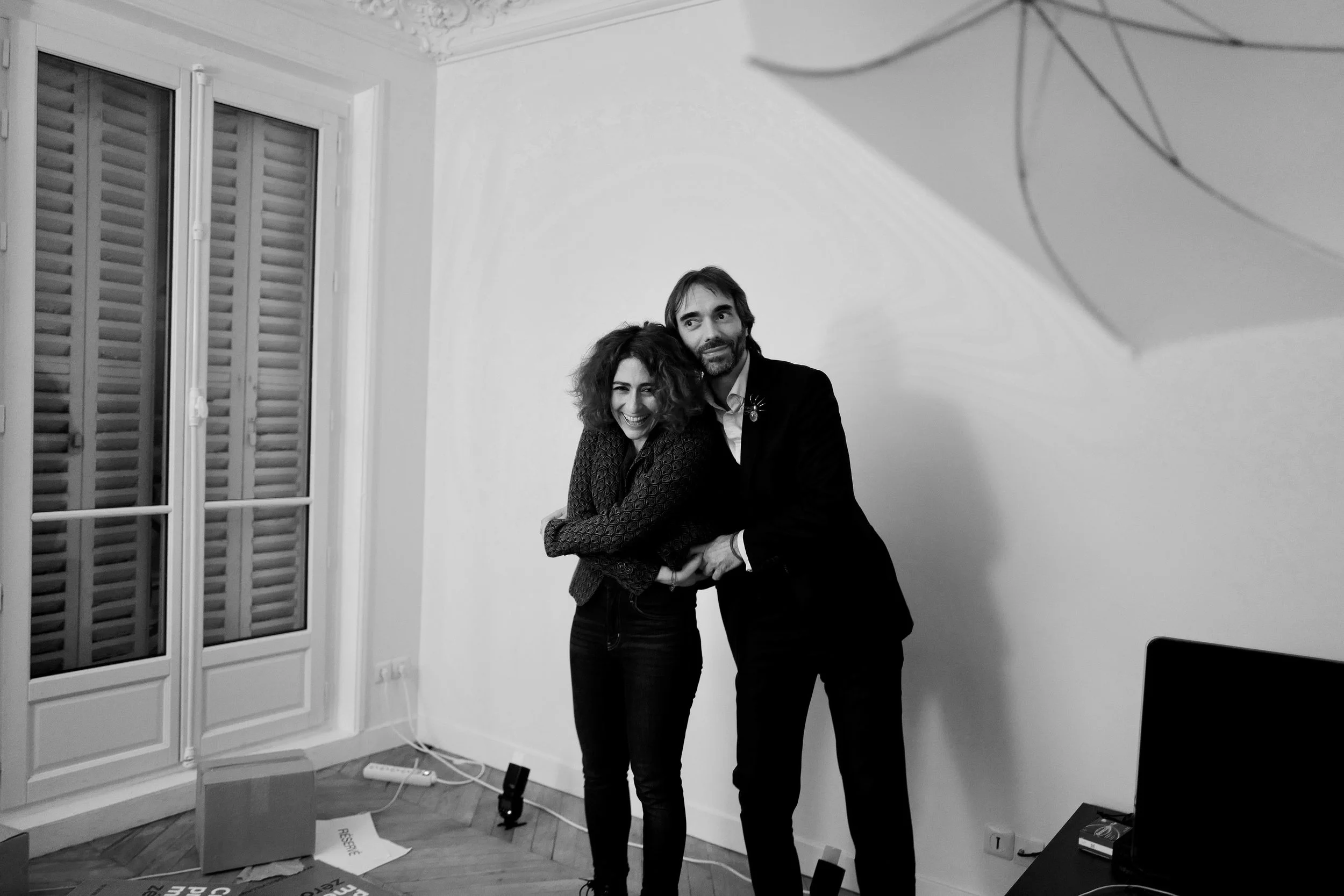 Petite danse de Cédric Villani avec Isabelle Saporta entre deux prises au QG, 
backstage shooting des affiches de campagne 
