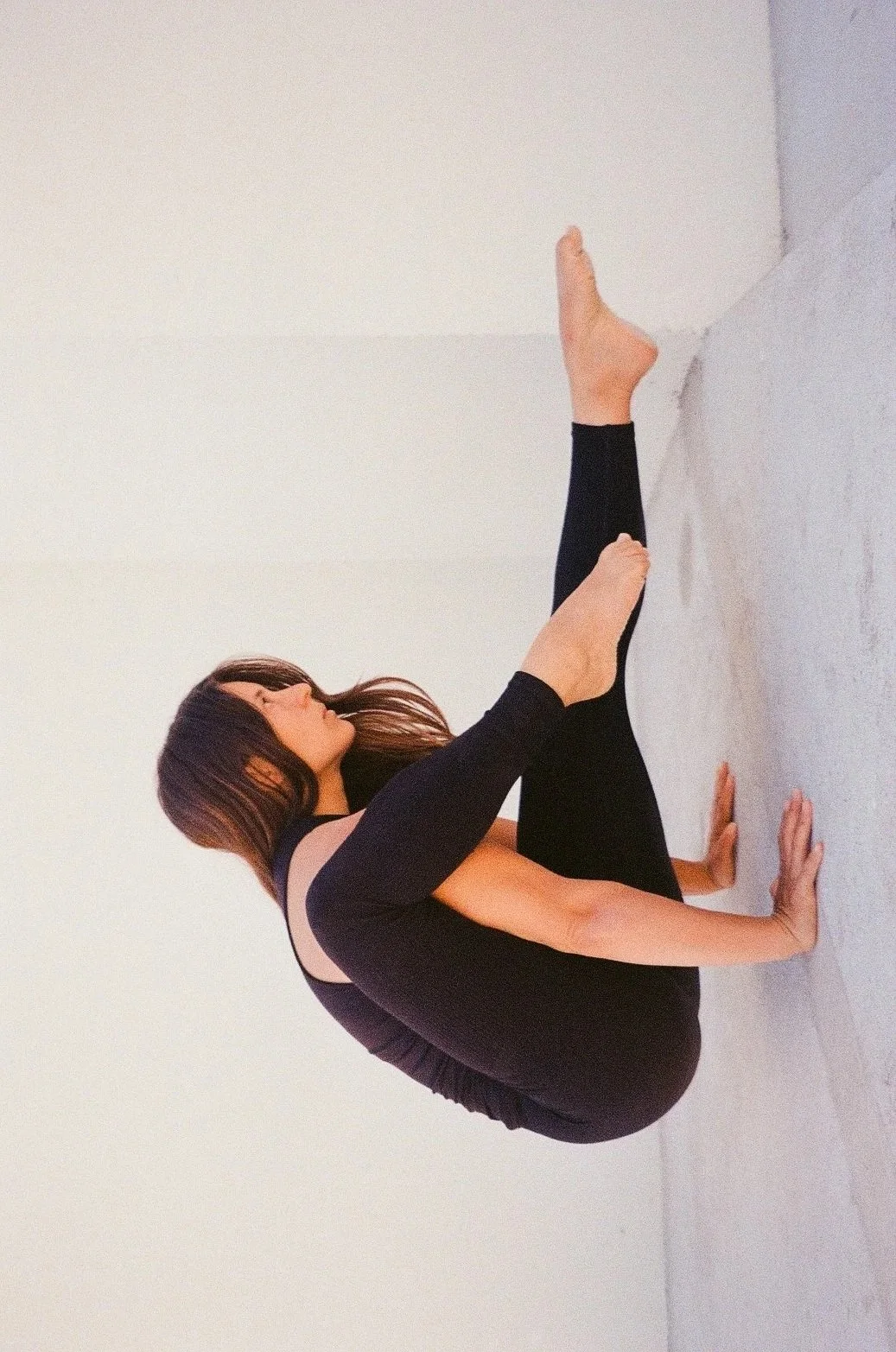 Posture de yoga, arm balance, Lorraine bouchet yoga, femme faisant une posture de yoga, vinyasa, ashtanga
