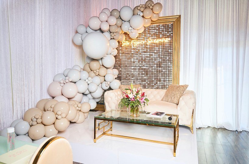 ✨The aesthetic✨
Giving ultra luxe vibes whilst still in a professional setting! 

✨The color palette✨
Promotes a soothing, relaxing mood. Clean, chic and just sheer perfection! 

✨The mood✨
Intimate. Opulent. Vibey. 

Our @SixFigureSeasons attendees 