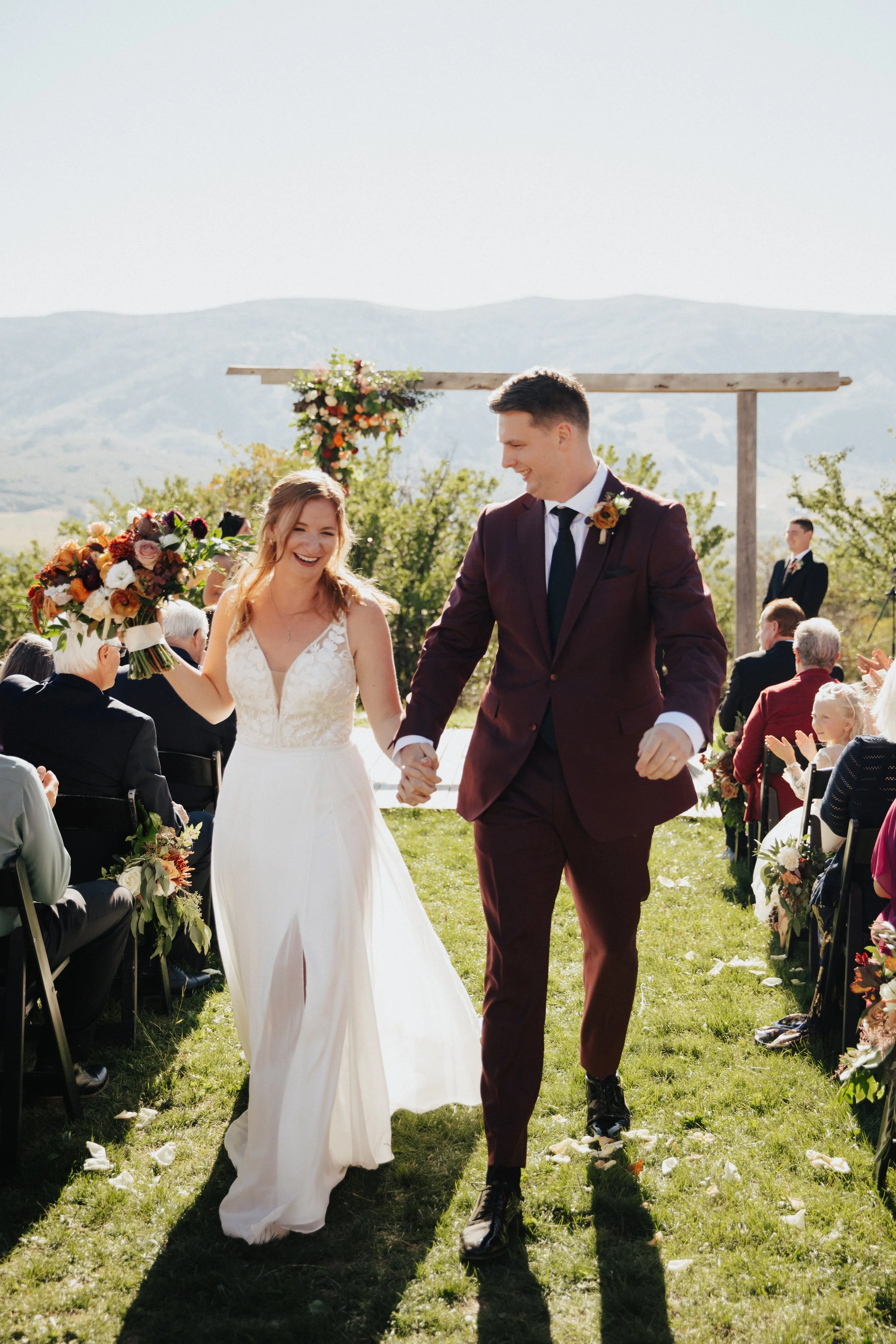 Reliable Ceremony Audio: Pro-grade UHF wireless frequencies to ensure every word of your vows and speeches is heard with absolute clarity.